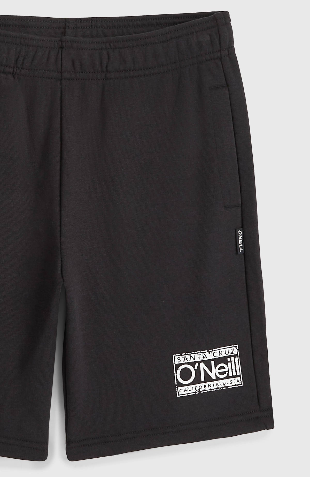 Nahaufnahme der schwarzen Cali Sweatshorts mit Logo-Print in Weiß und Seitentasche, flach liegend