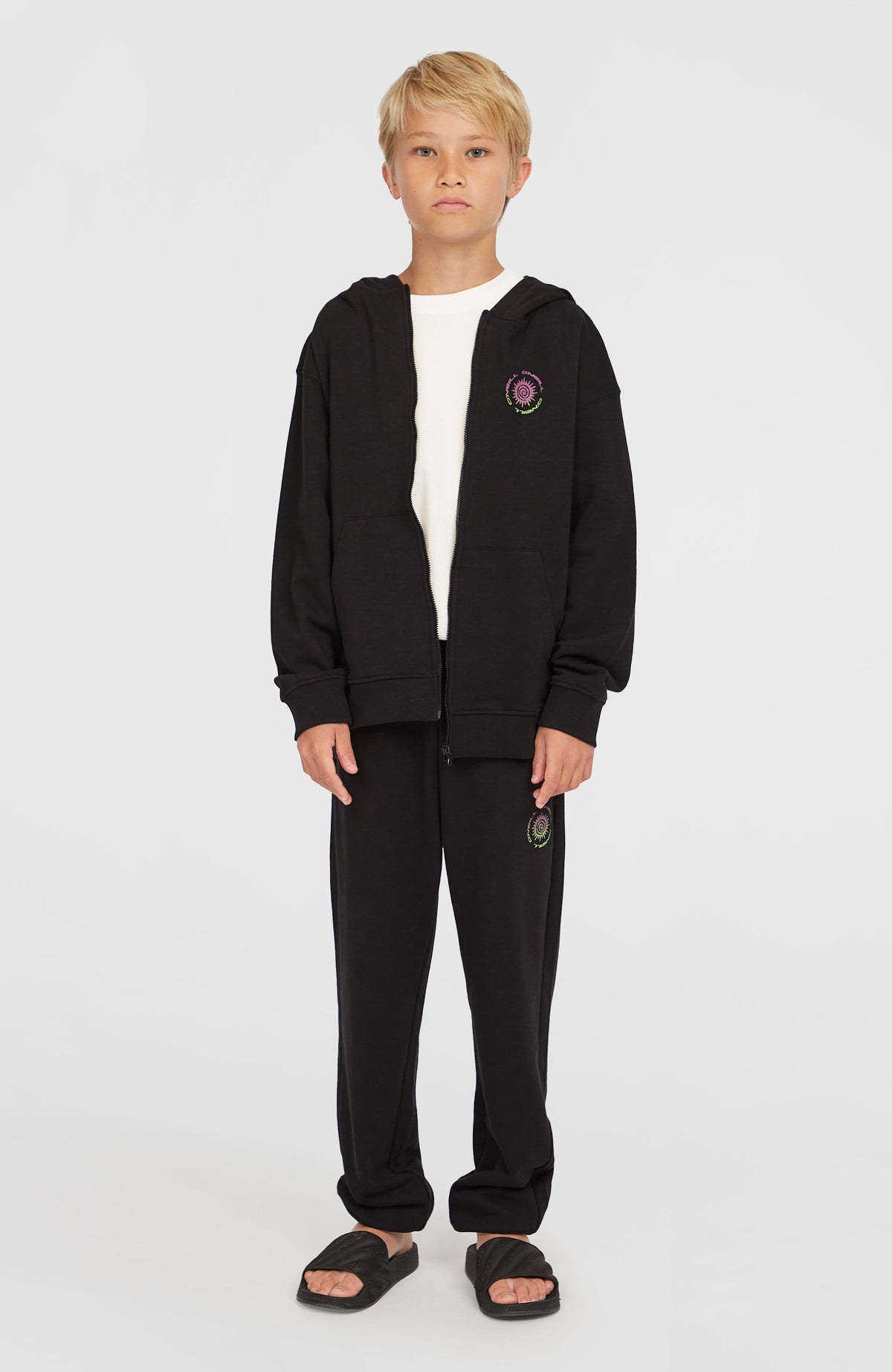 Graphic Kapuzenjacke mit Reißverschluss für Jungen, schwarz, getragen am Model in Ganzkörperansicht von vorne
