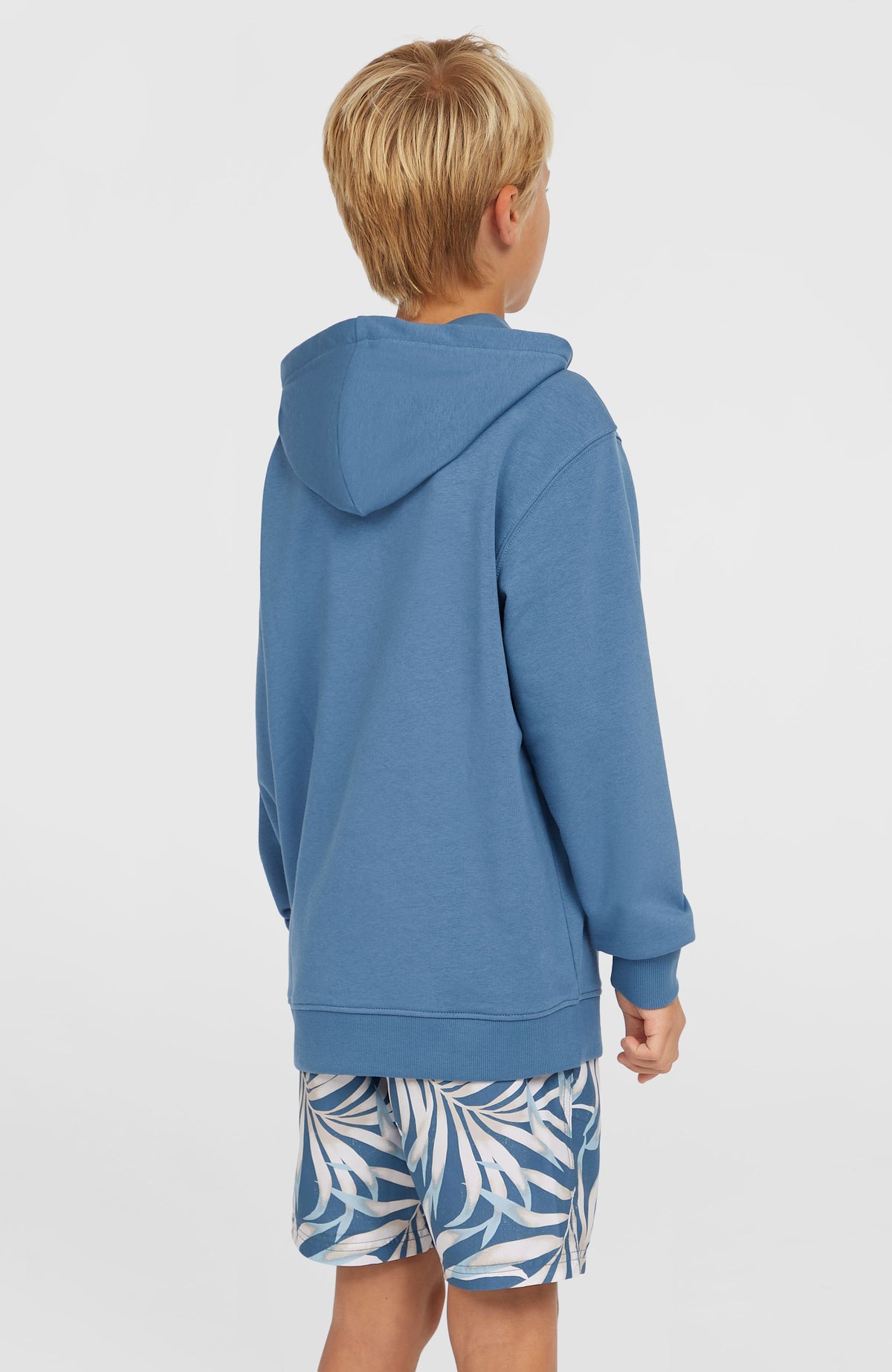 Graphic Hoodie für Jungen, blau, Rückansicht am Model mit Kapuze und gerippten Bündchen an den Ärmeln