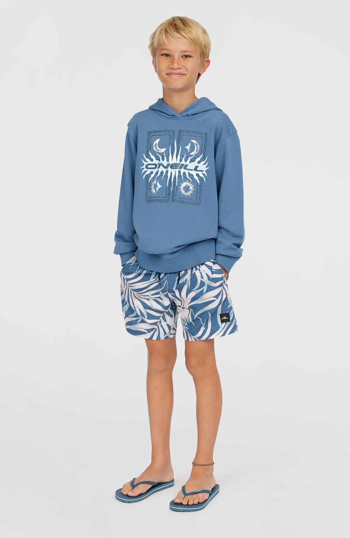 Graphic Hoodie für Jungen, blau mit Grafik-Print in Weiß, getragen am Model in der Gesamtansicht von vorne