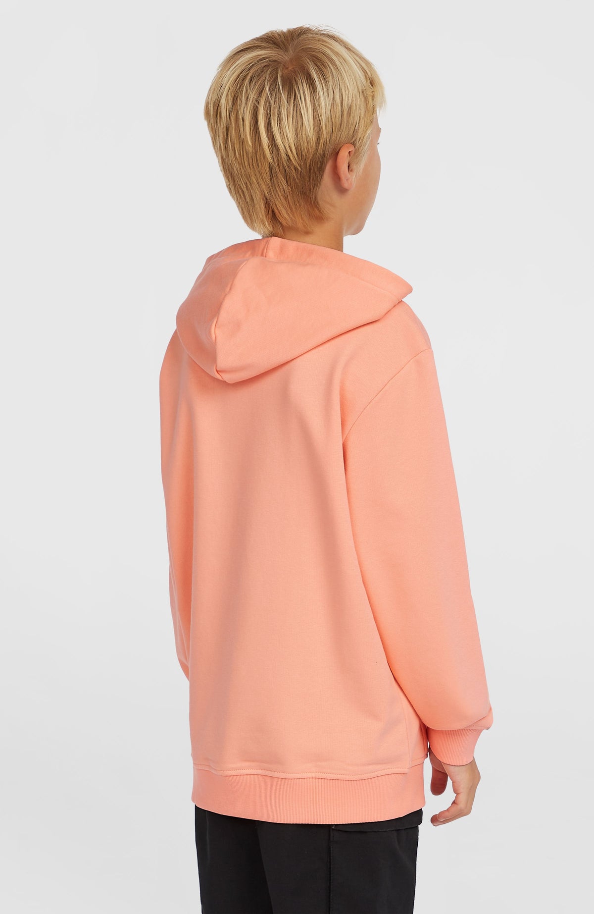 Logo Hoodie für Jungen, pink mit Logo-Print in Schwarz, Rückansicht am Model mit Kapuze