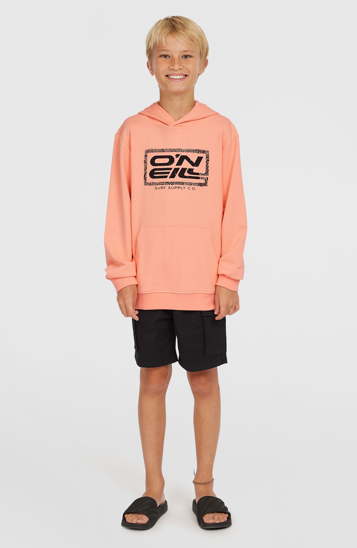 Logo Hoodie für Jungen, pink mit Logo-Print in Schwarz, Ganzkörperansicht am Model von vorne