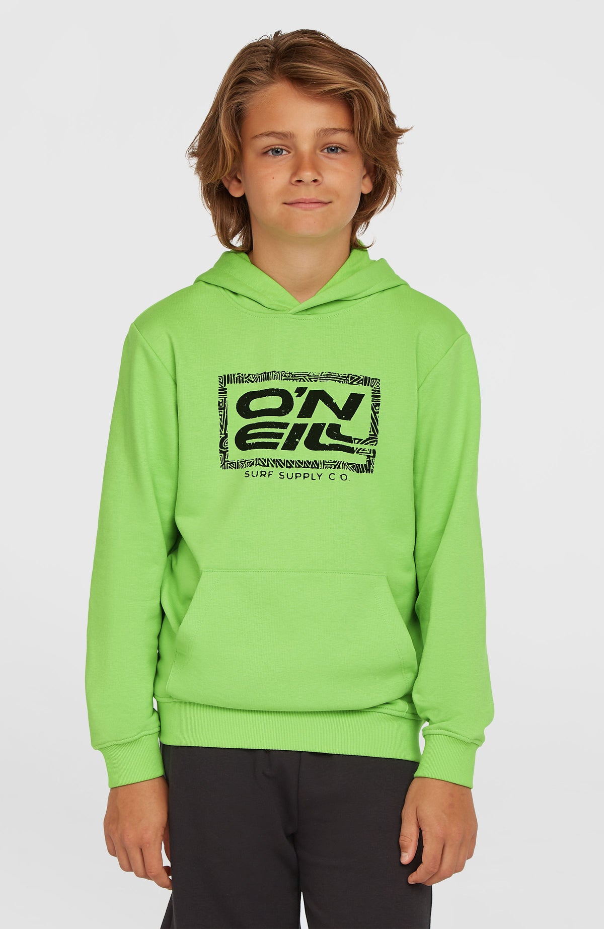 O'Neill Logo Hoodie für Jungen, grün mit Logo-Print in Schwarz, Vorderansicht am Model