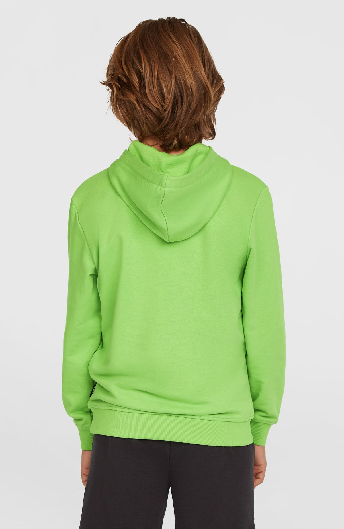 Grüner Logo Hoodie für Jungen, Rückansicht am Model mit Kapuze und geripptem Saum