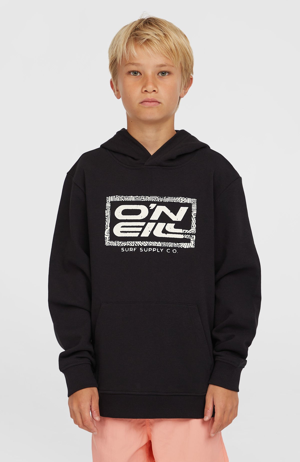 O'Neill Logo Hoodie für Jungen, schwarz mit Logo-Print in Weiß, Vorderansicht getragen am Model mit Kängurutasche