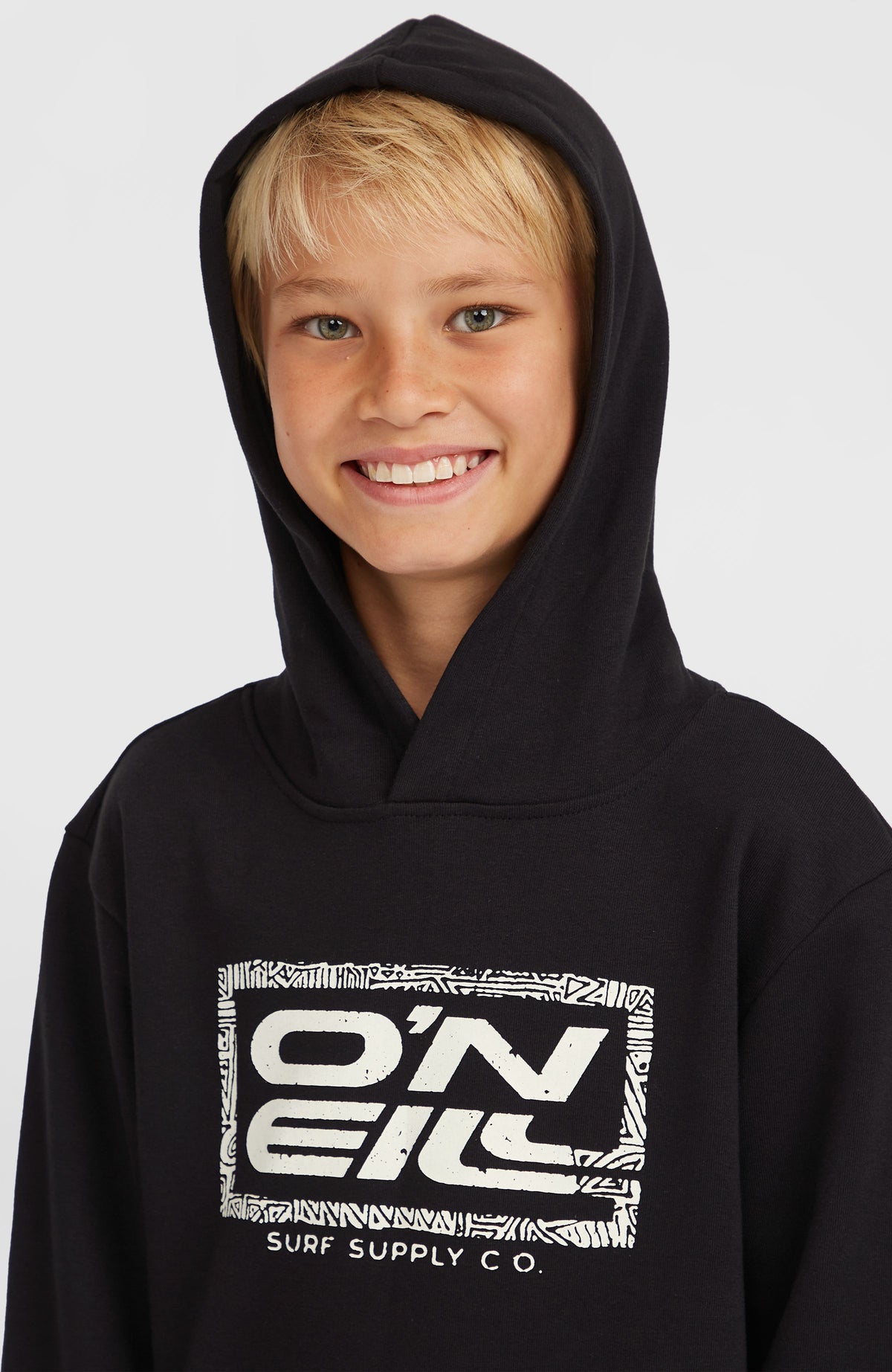 Logo Hoodie für Jungen, schwarz mit Logo-Print in Weiß, Nahaufnahme getragen am Model mit aufgesetzter Kapuze