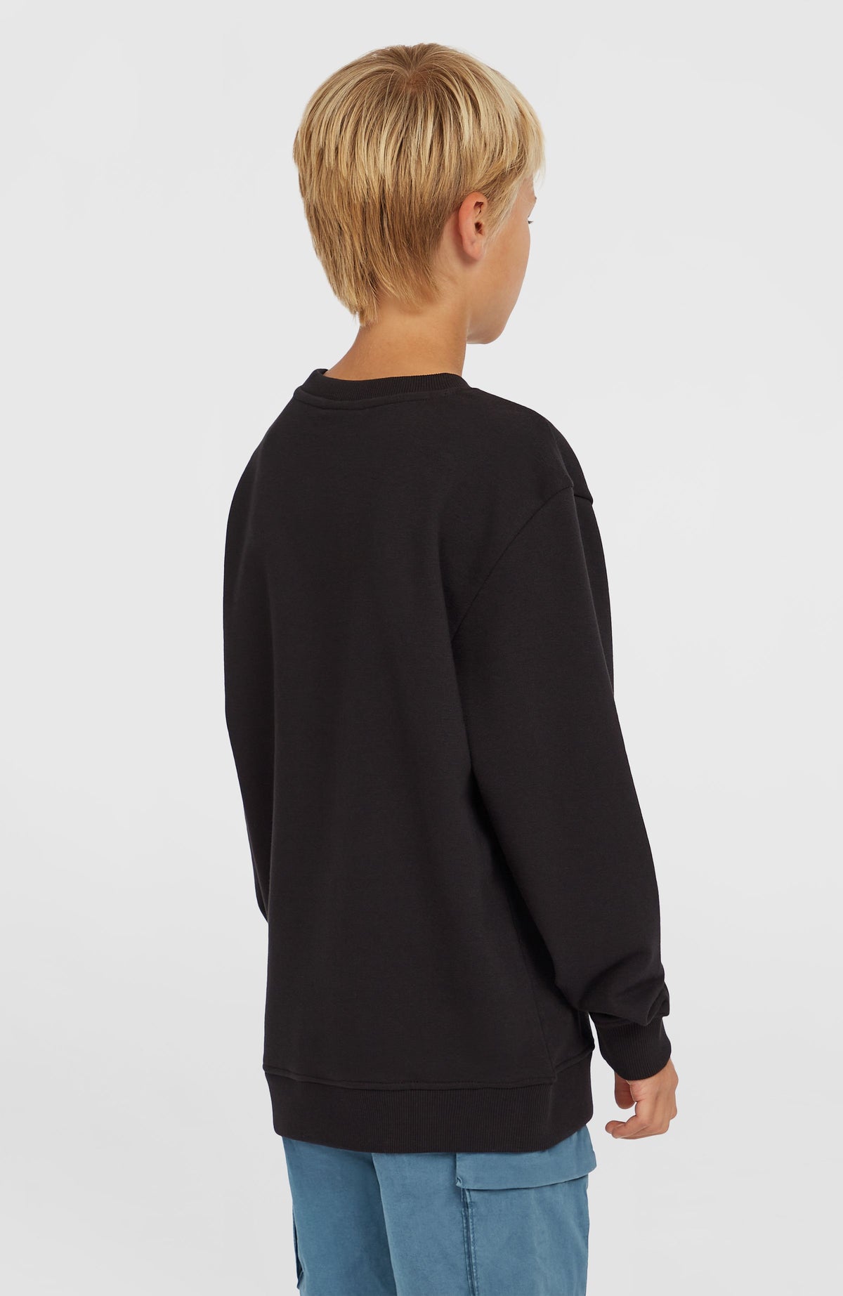 Logo Crew Sweatshirt für Jungen, schwarz, schräge Rückansicht am Model mit gerippten Bündchen