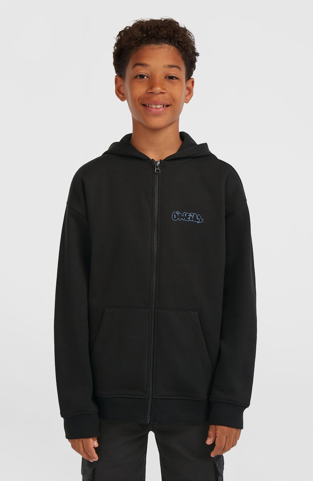 O'Neill Must-Have Kapuzenjacke mit Reißverschluss für Jungen, schwarz mit Logo-Print in Blau, Vorderansicht am Model