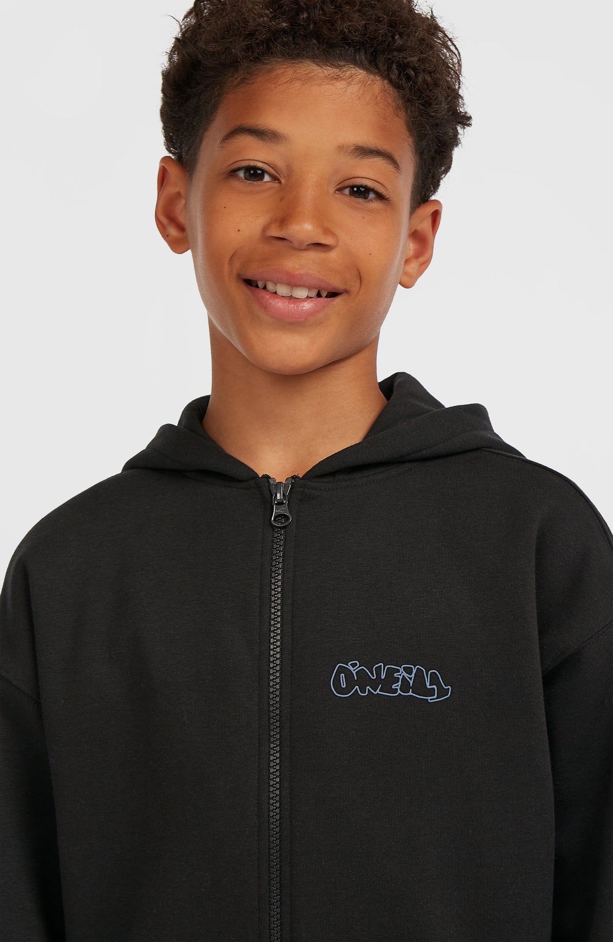 Must-Have Kapuzenjacke mit Reißverschluss für Jungen, schwarz, Nahaufnahme von Kragen und Logo-Print am Model