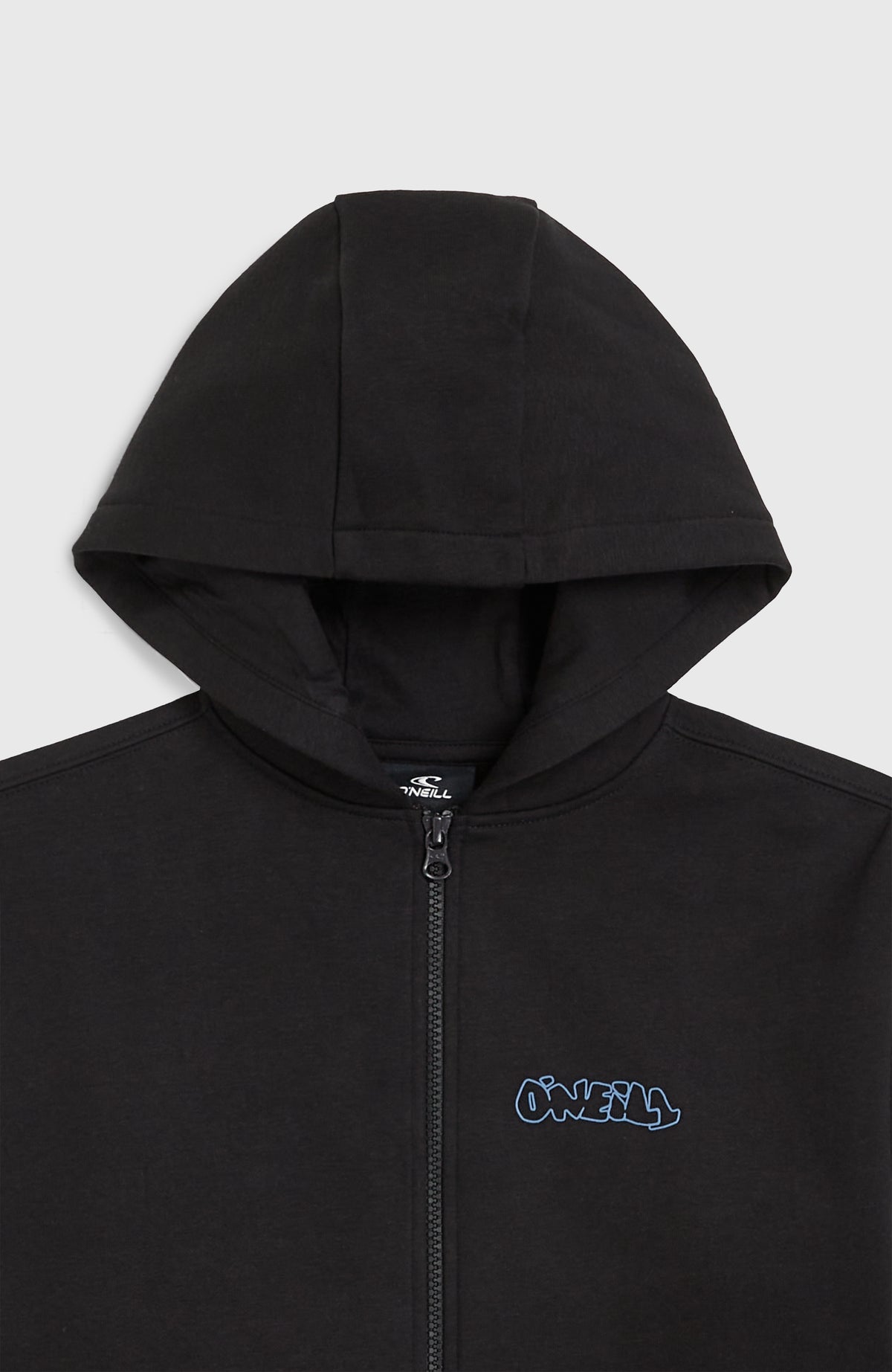 Schwarze Must-Have Kapuzenjacke mit Reißverschluss für Jungen, Nahaufnahme von Kapuze, Reißverschluss und Logo-Print