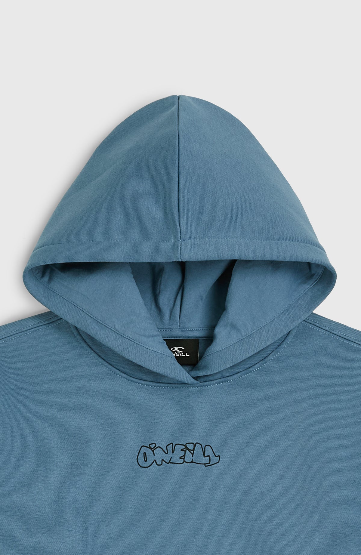 Nahaufnahme von Kapuze und Logo-Print in Schwarz am blauen FWC'Play Hoodie für Jungen, Detail der Vorderseite