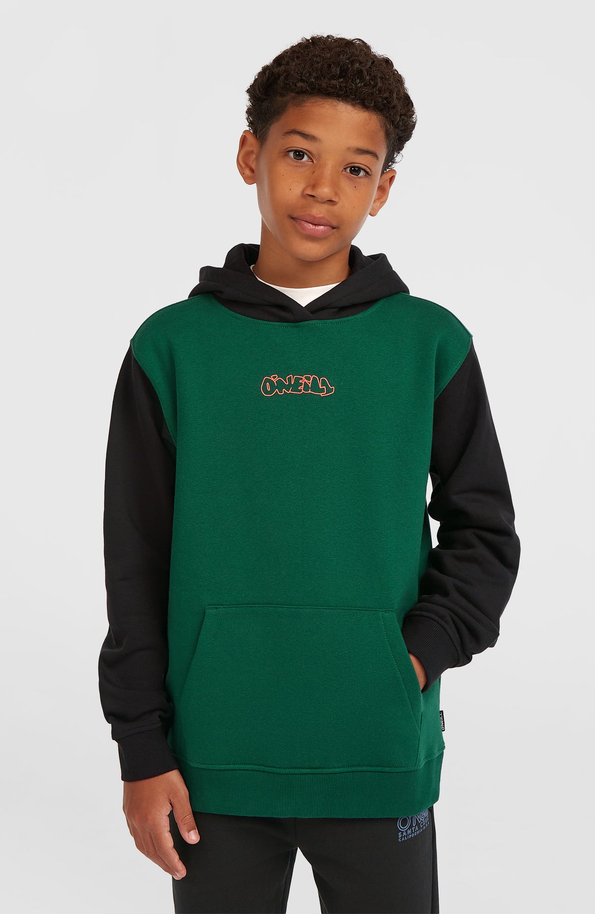 O'Neill FWC'Play Hoodie für Jungen, grün mit Logo-Print in Orange, Vorderansicht am Model mit Kängurutasche