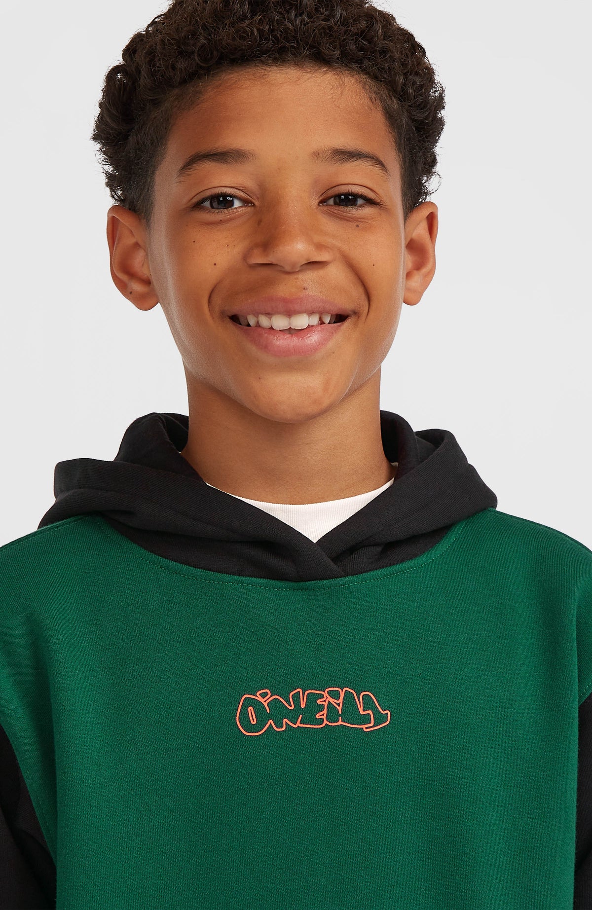 FWC'Play Hoodie für Jungen, grün mit Logo-Print in Orange, Nahaufnahme des Halsausschnitts und der Kapuze