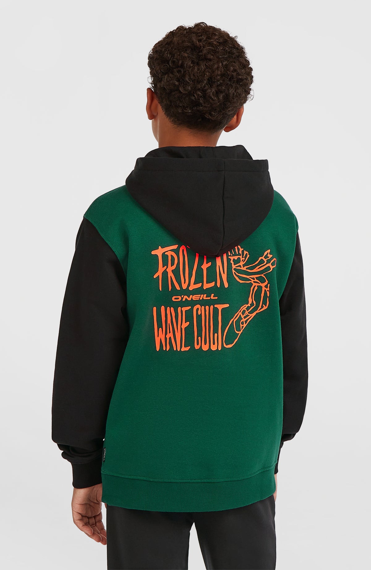 FWC'Play Hoodie für Jungen, grün mit Logo-Print in Orange, getragene Rückansicht am Model mit Rückenprint