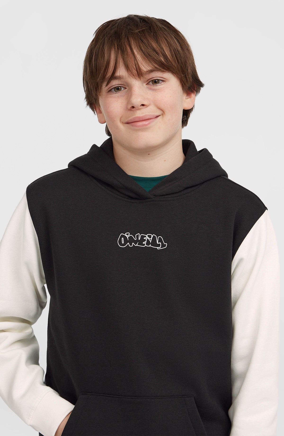 FWC'Play Hoodie für Jungen, schwarz mit Logo-Print in Weiß, Nahaufnahme am Model mit Kängurutasche