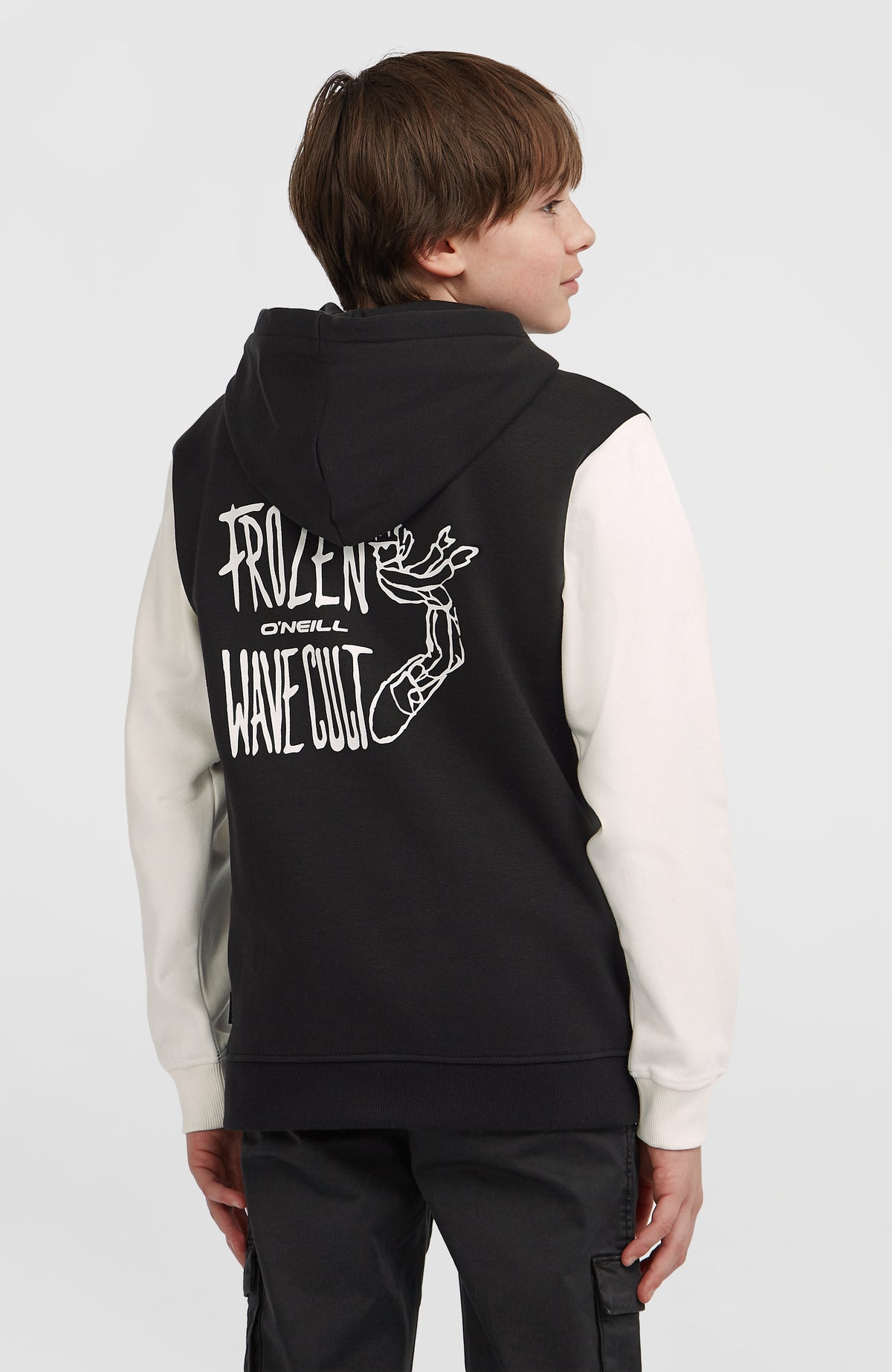 FWC'Play Hoodie für Jungen, schwarz mit Logo-Print in Weiß, Rückansicht am Model mit Rückenprint