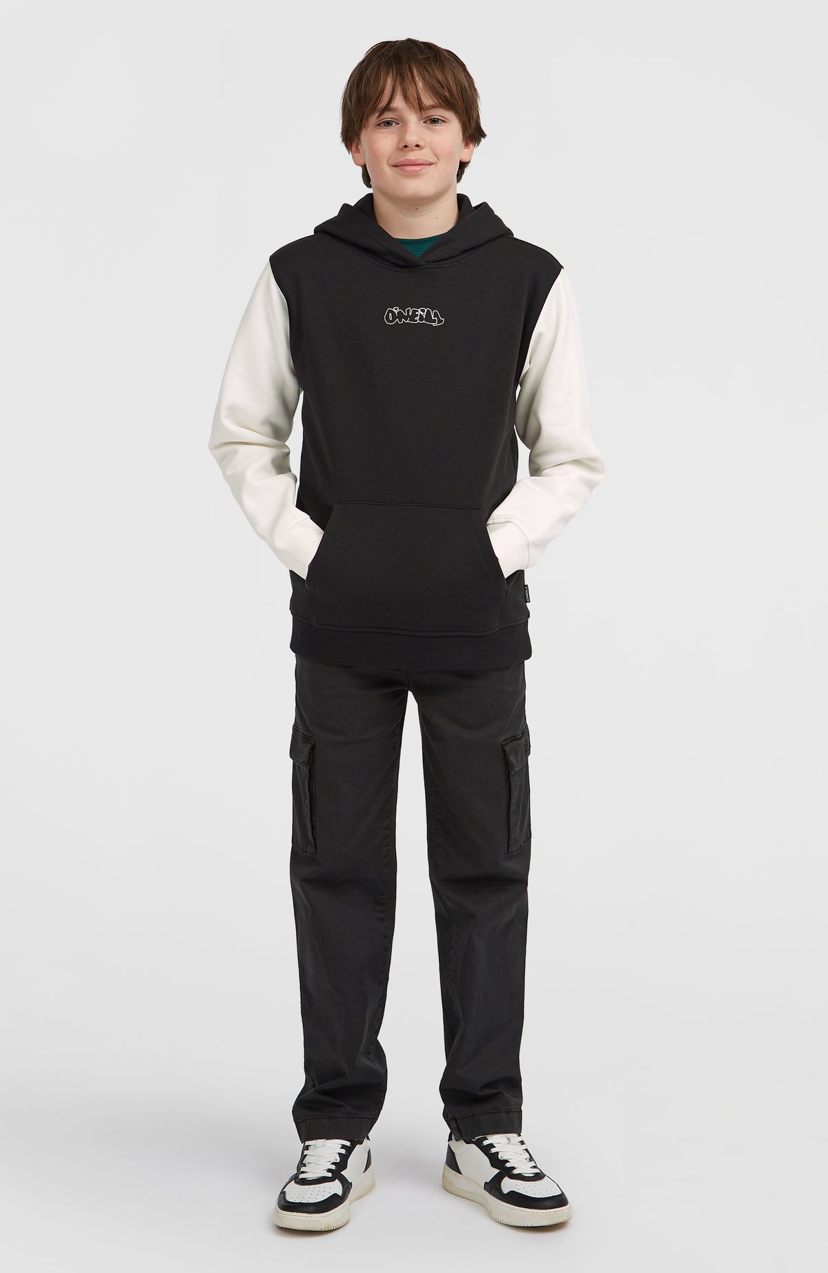 FWC'Play Hoodie für Jungen, schwarz mit Logo-Print in Weiß, Ganzkörperansicht am Model