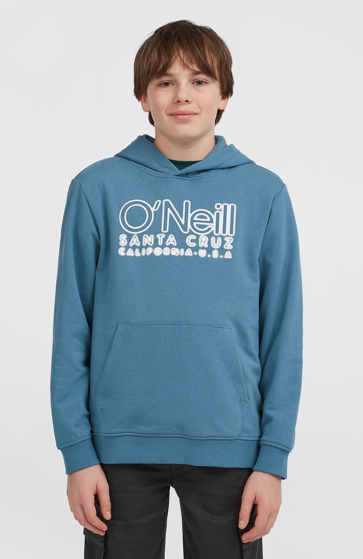 O'Neill Essentials Hoodie für Jungen, blau mit Logo-Stickerei in Weiß, Vorderansicht am Model mit Kängurutasche