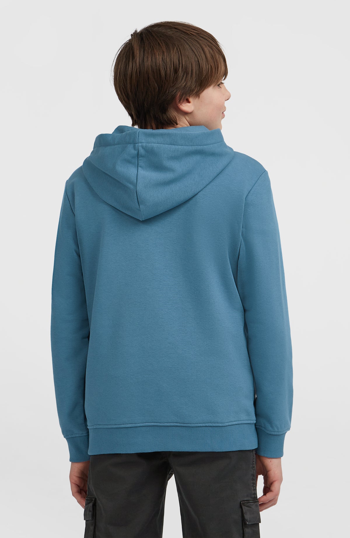 Essentials Hoodie für Jungen, blau mit Logo-Stickerei in Weiß, Rückansicht getragen am Model mit Kapuze