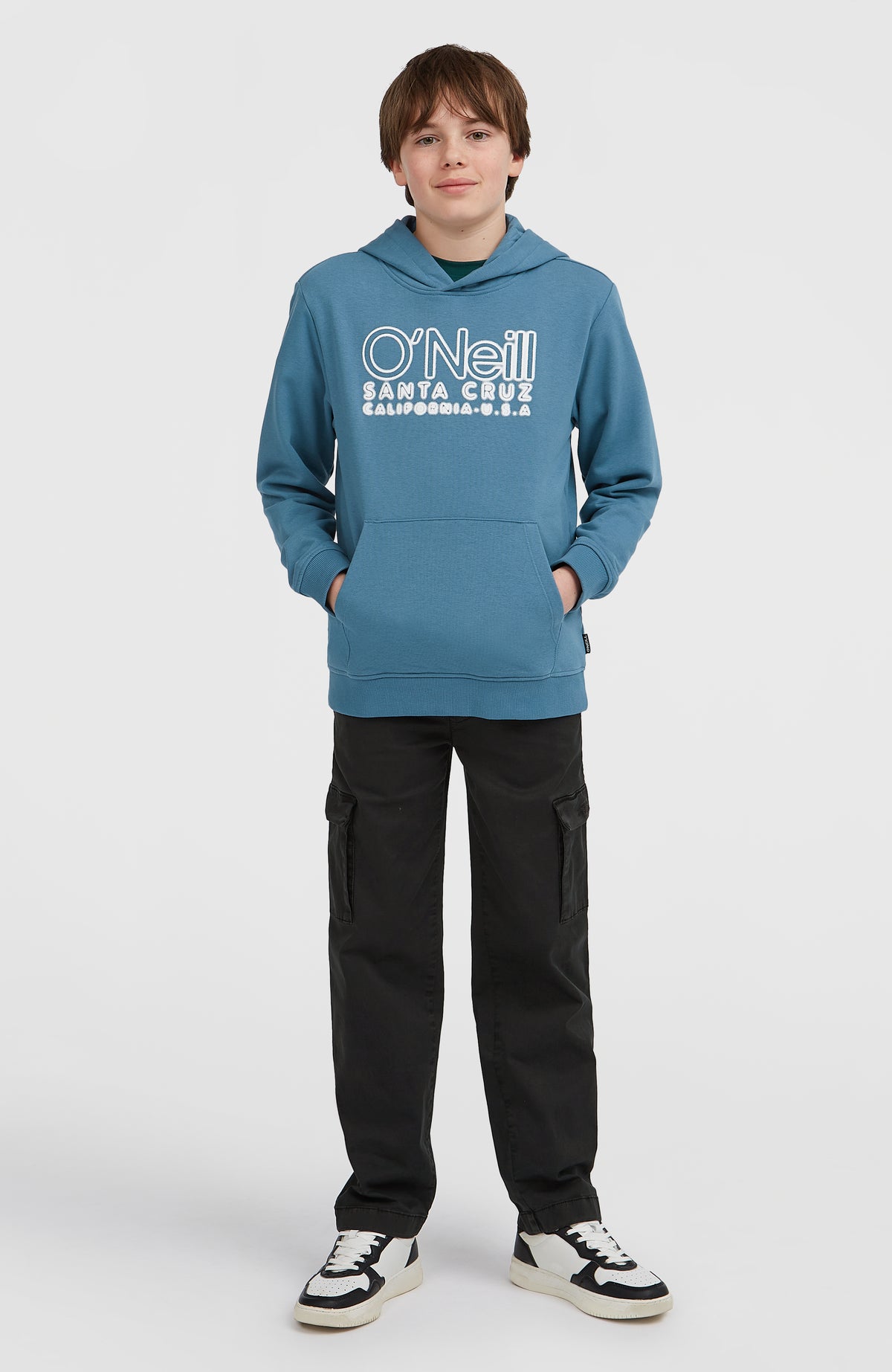 Essentials Hoodie für Jungen, blau mit Logo-Stickerei in Weiß, Ganzkörperansicht von vorne am Model