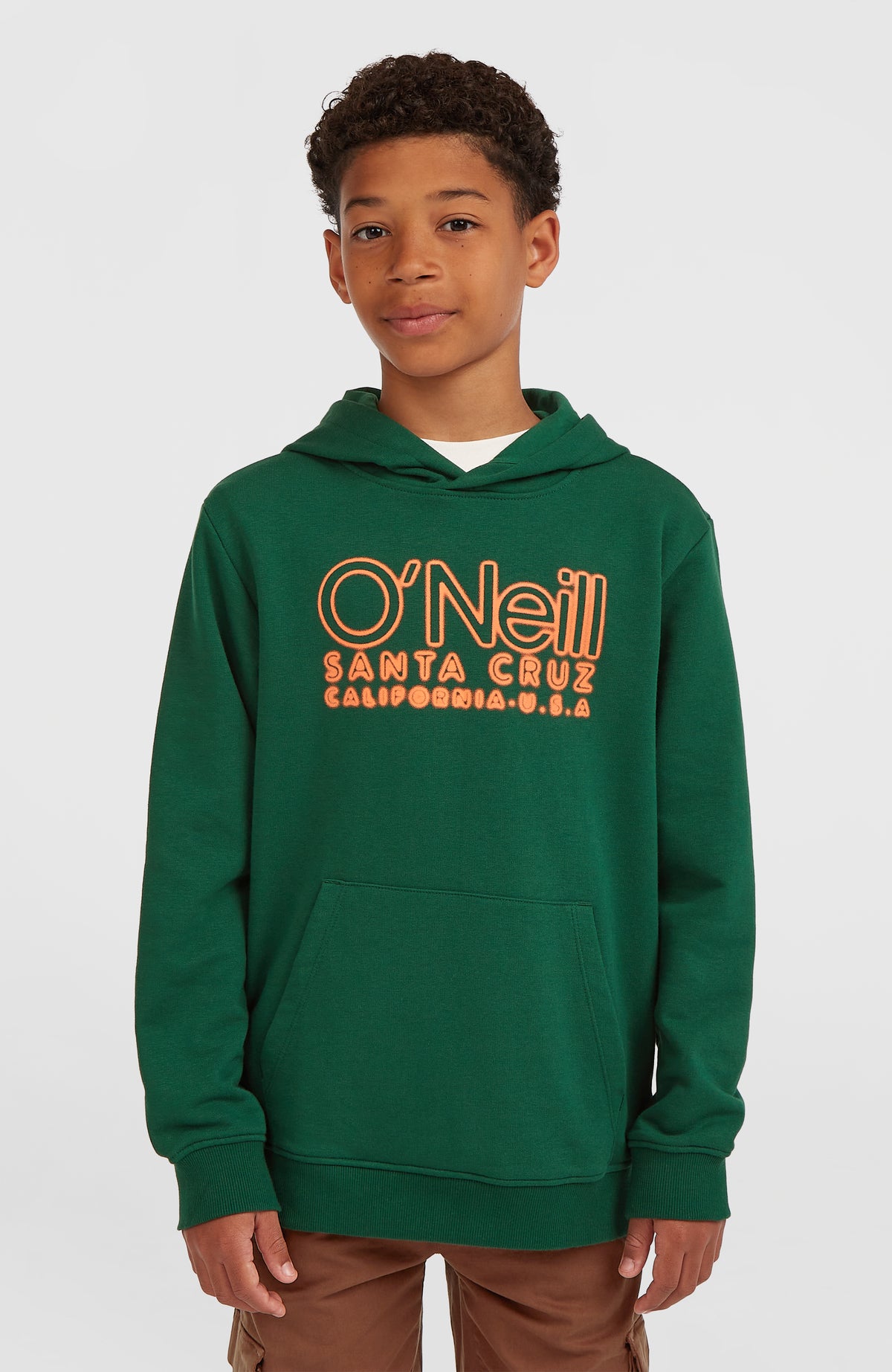 O'Neill Essentials Hoodie für Jungen, grün mit Logo-Print in Orange, Vorderansicht am Model