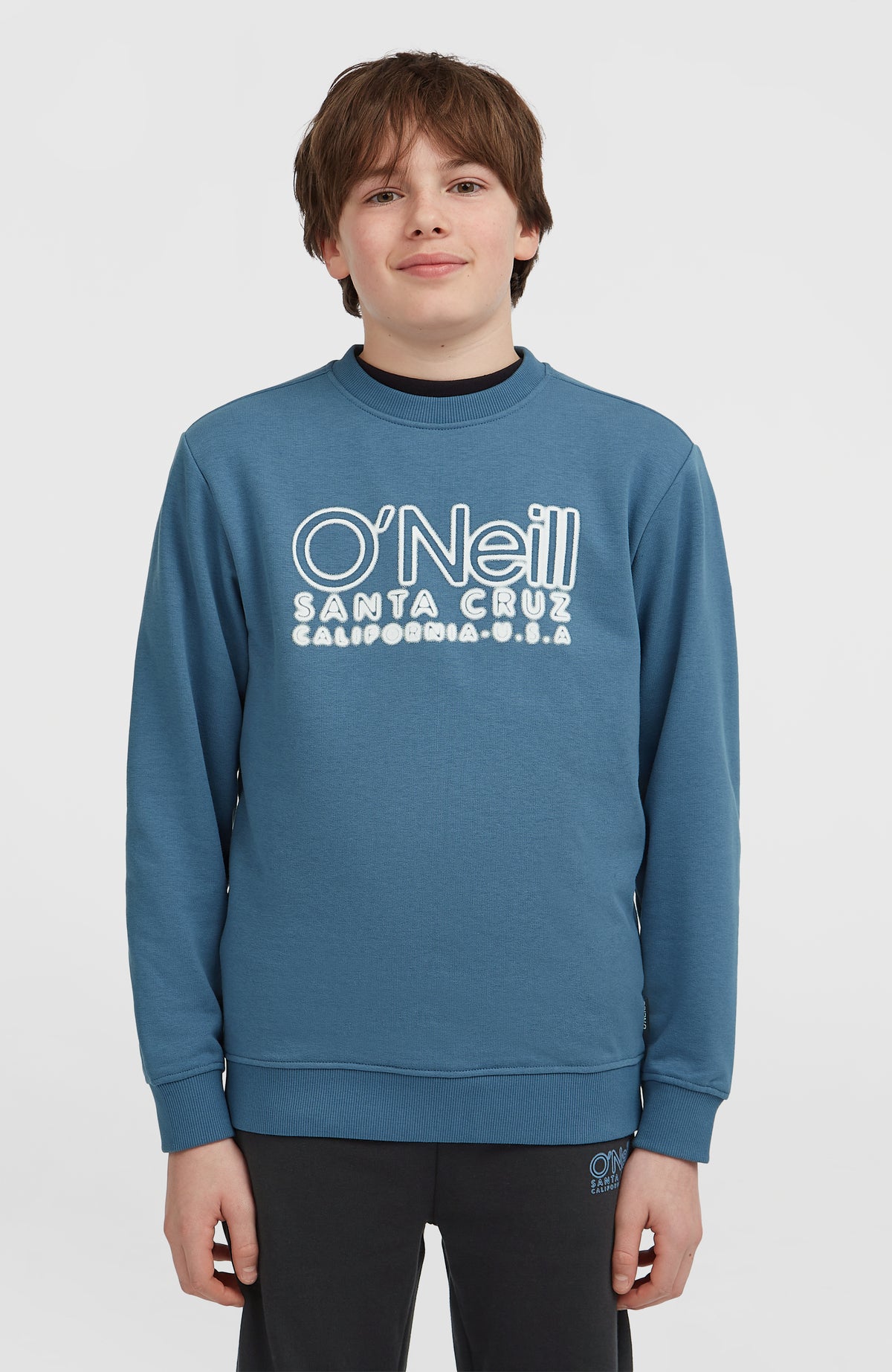 O'Neill Essentials Crew Sweatshirt für Jungen, blau mit Logo-Stickerei in Weiß, Vorderansicht, am Model
