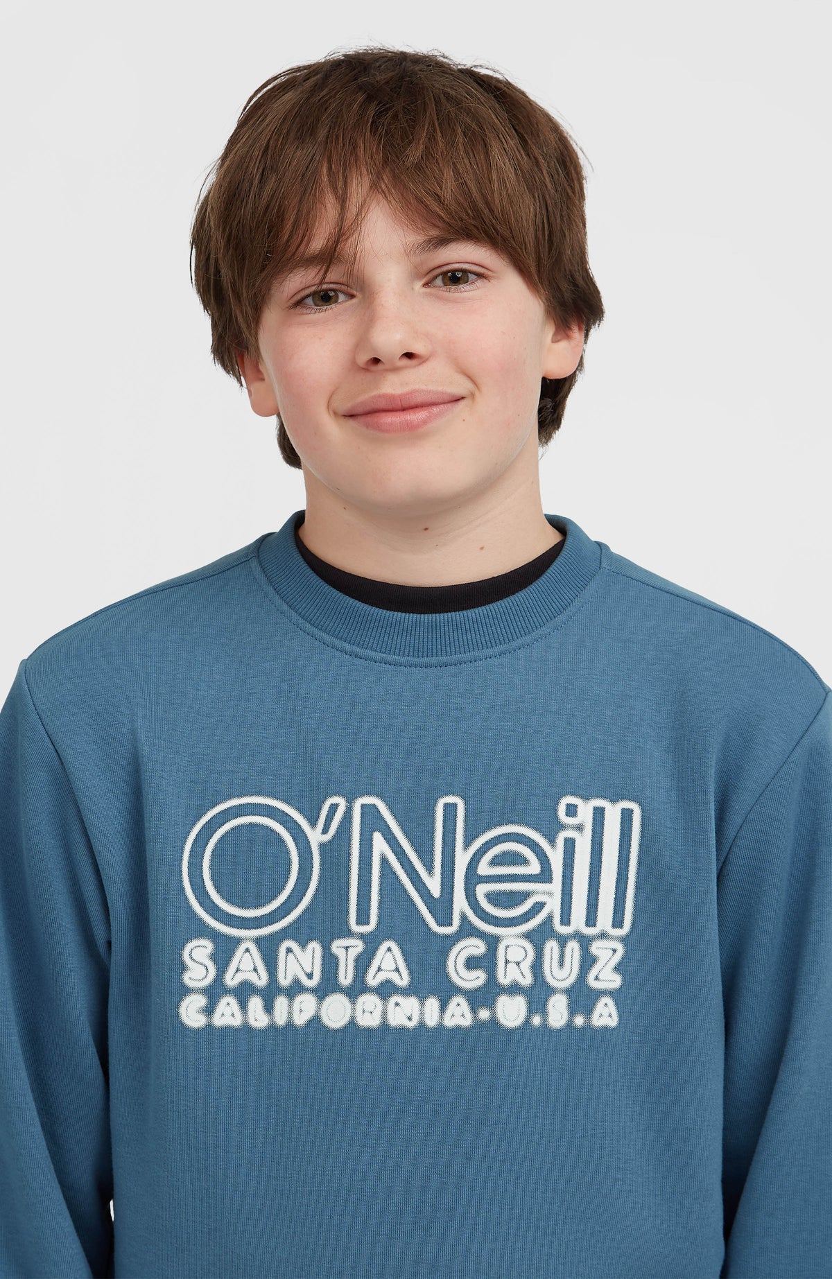 Essentials Crew Sweatshirt für Jungen, blau mit Logo-Stickerei in Weiß, Nahaufnahme am Model
