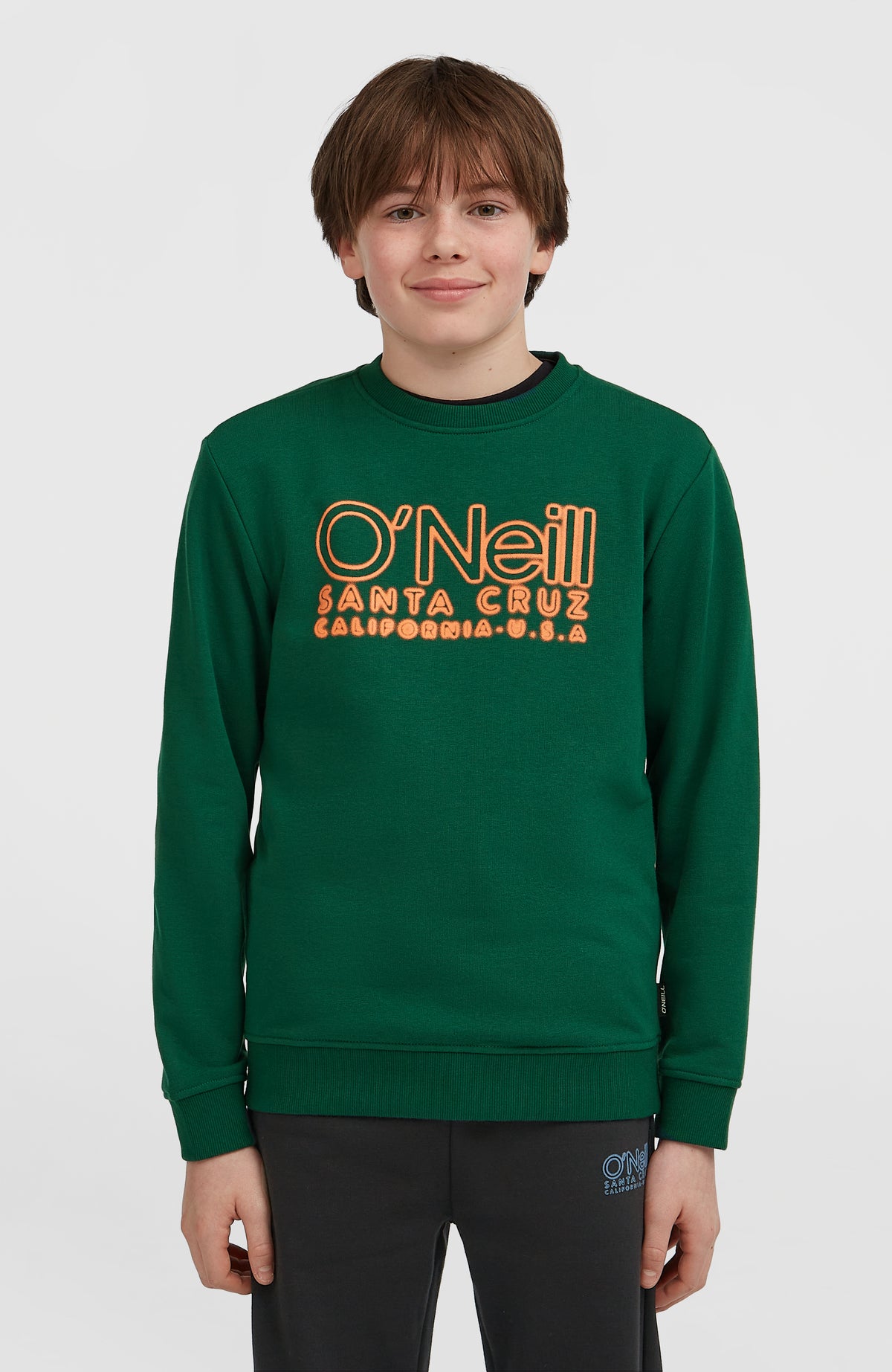O'Neill Essentials Crew Sweatshirt für Jungen, grün mit Logo-Print in Orange, getragen am Model von vorne