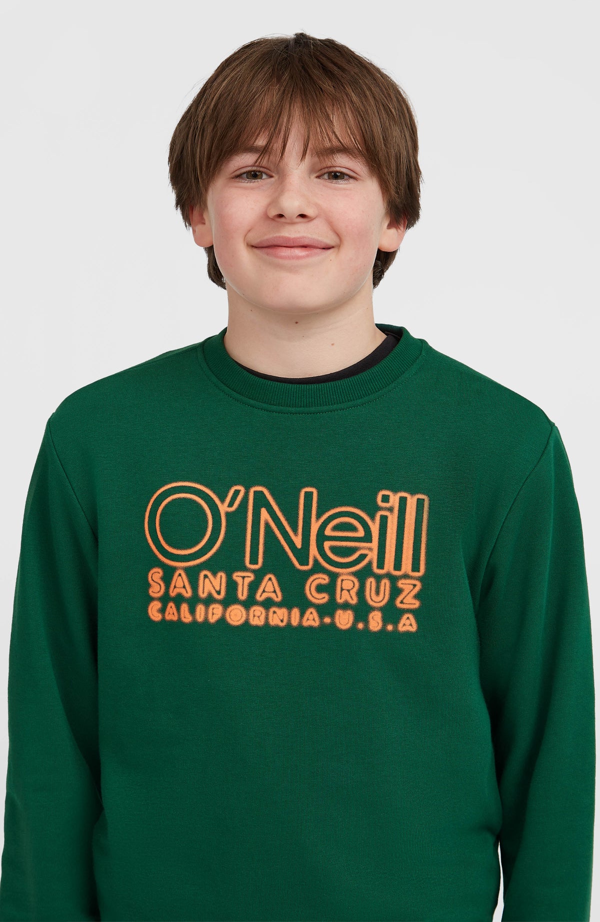 Essentials Crew Sweatshirt für Jungen, grün mit Logo-Print in Orange, Nahaufnahme des Ausschnitts am Model