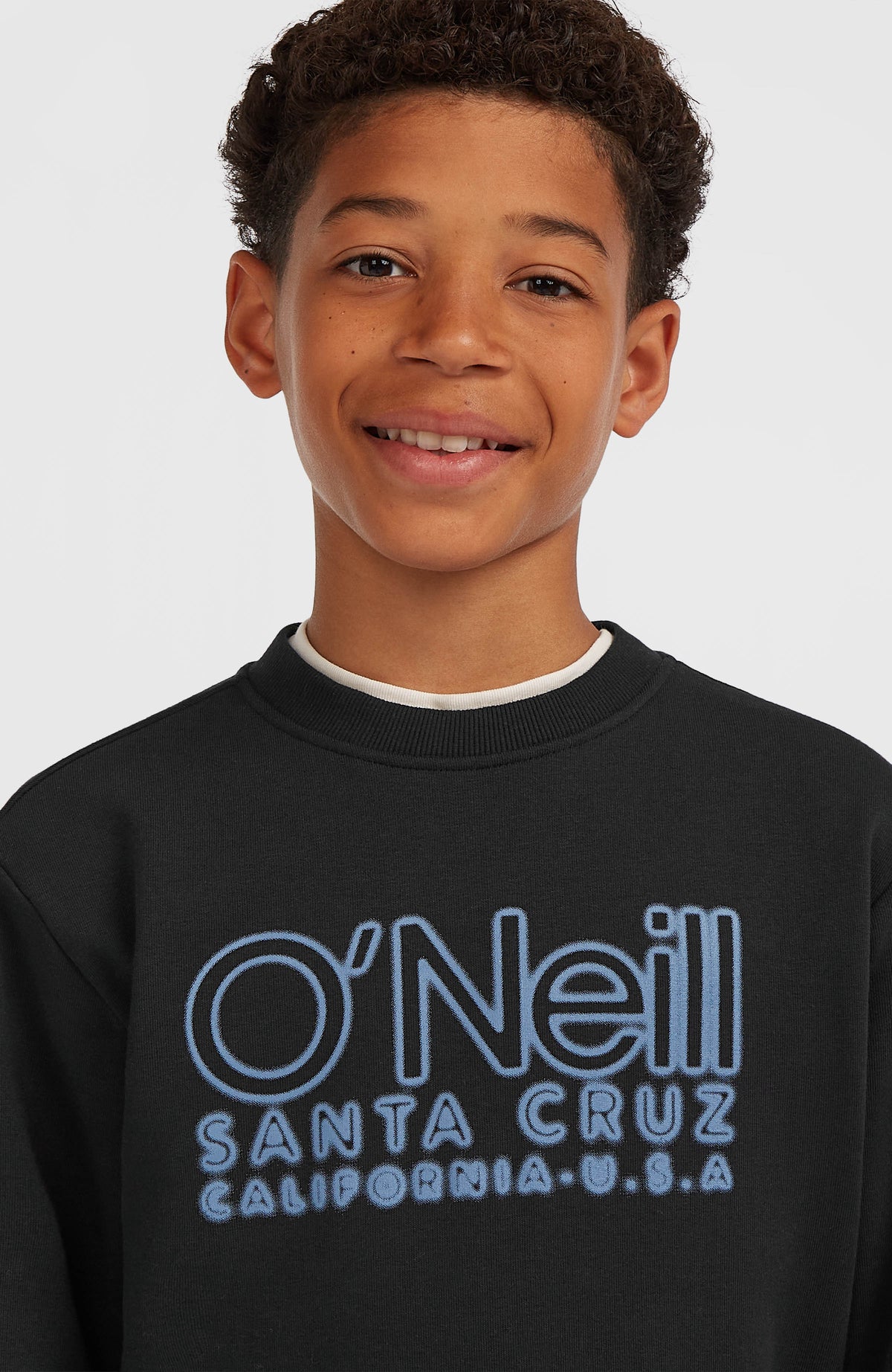 Essentials Crew Sweatshirt für Jungen, schwarz mit Logo-Print in Hellblau, Nahaufnahme am Model mit Fokus auf den Kragen
