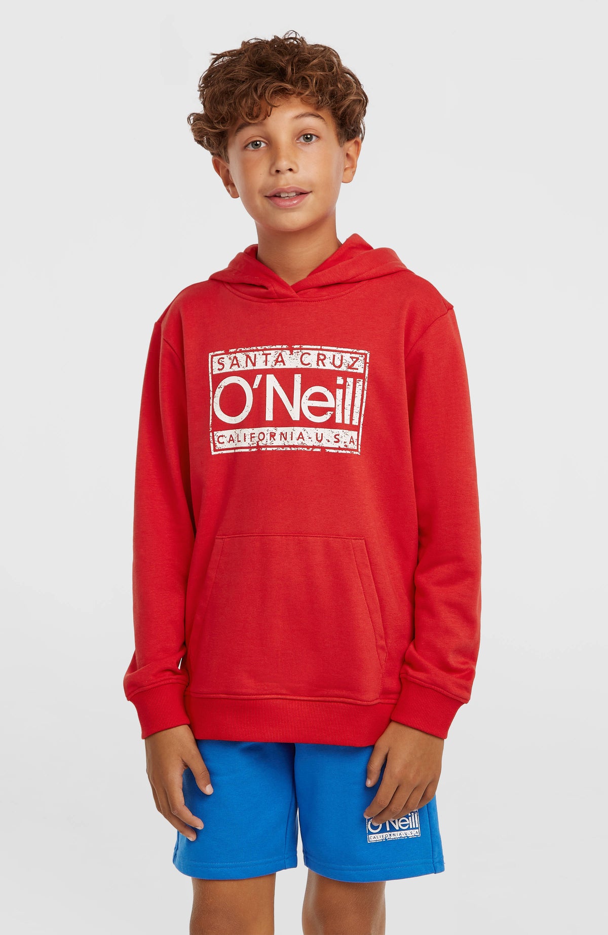 O'Neill Cali Hoodie für Jungen, rot mit Logo-Print in Weiß, Vorderansicht getragen am Model mit Kängurutasche