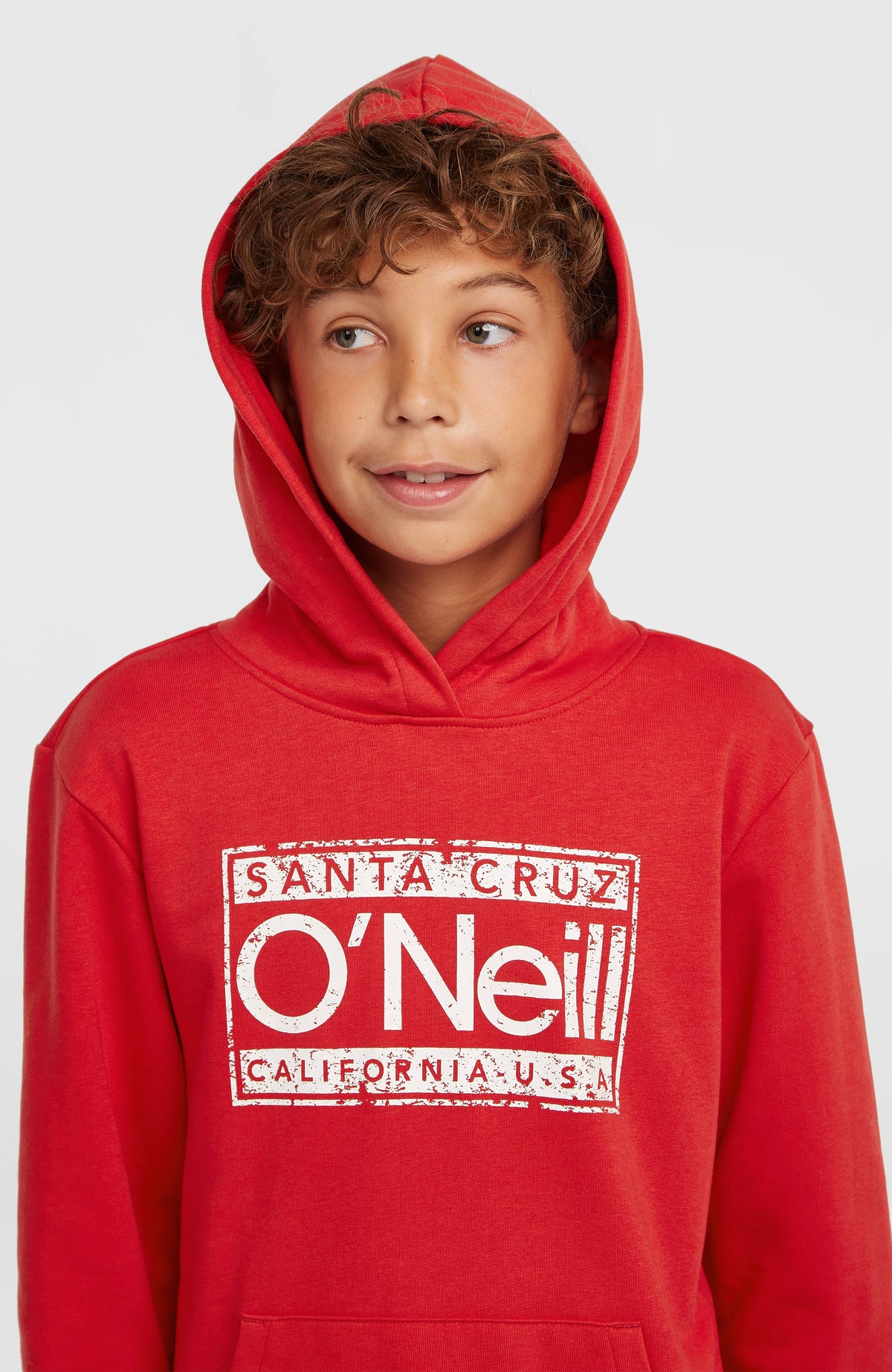 Cali Hoodie für Jungen, rot mit Logo-Print in Weiß, Nahaufnahme der Frontansicht getragen am Model mit aufgesetzter Kapuze