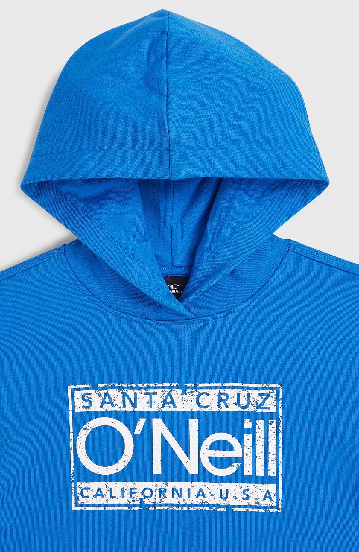 Nahaufnahme von Ausschnitt, Kapuze und Logo-Print in Weiß des blauen Cali Hoodie für Jungen