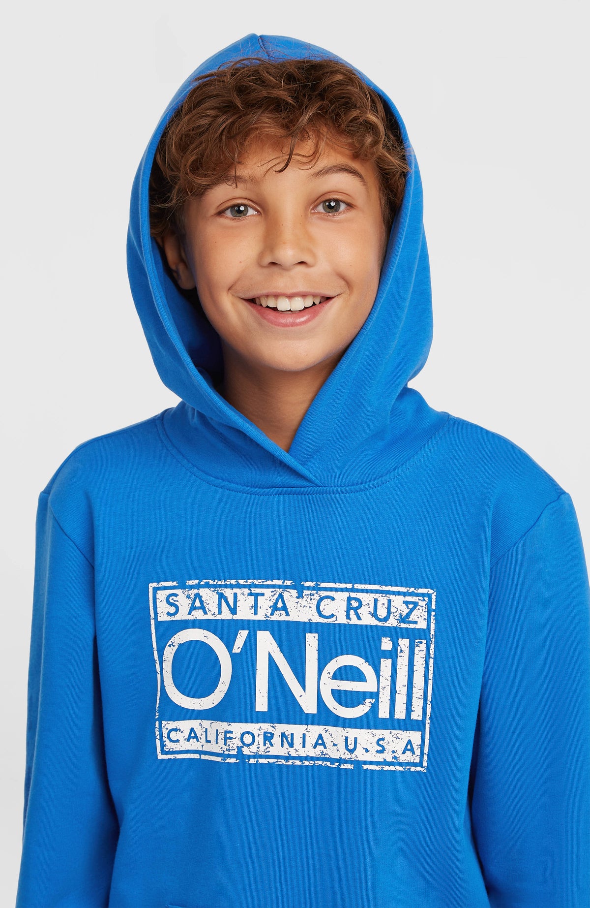 Cali Hoodie für Jungen, blau mit Logo-Print in Weiß, Nahaufnahme am Model mit aufgesetzter Kapuze