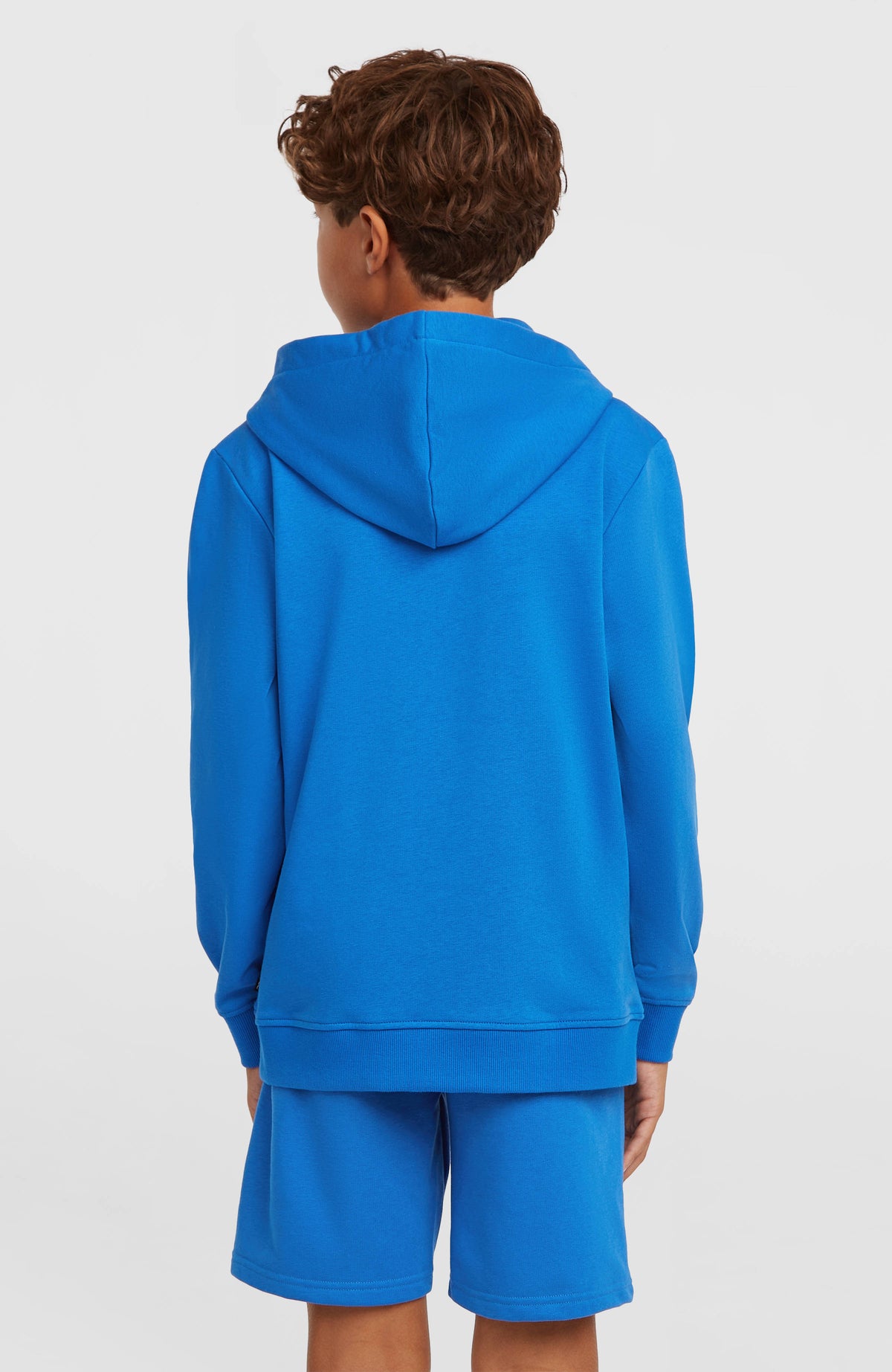 Cali Hoodie für Jungen, blau mit Logo-Print in Weiß, getragen am Model, Rückansicht mit Kapuze