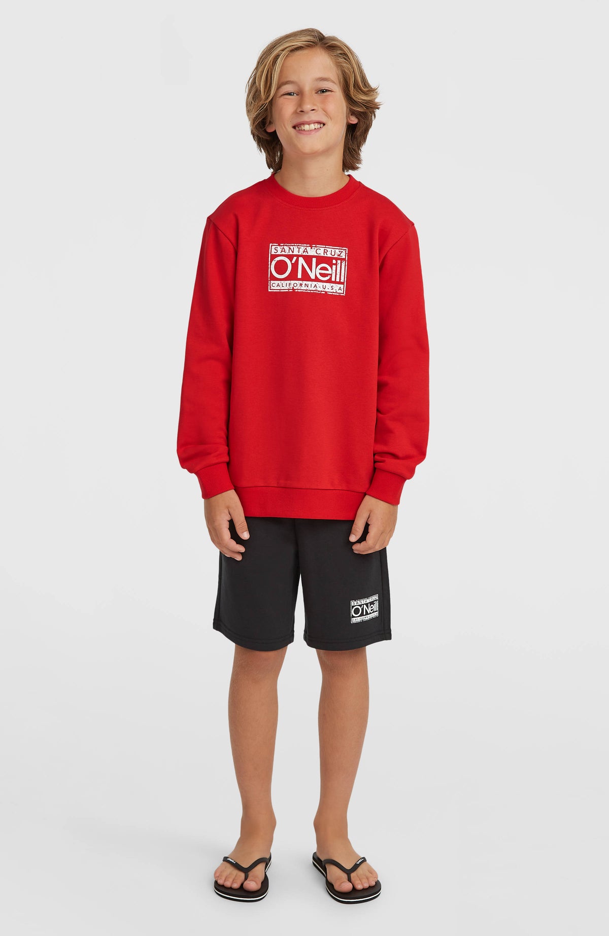 Cali Crew Sweatshirt für Jungen, rot mit Logo-Print in Weiß, Ganzkörperansicht am Model von vorne
