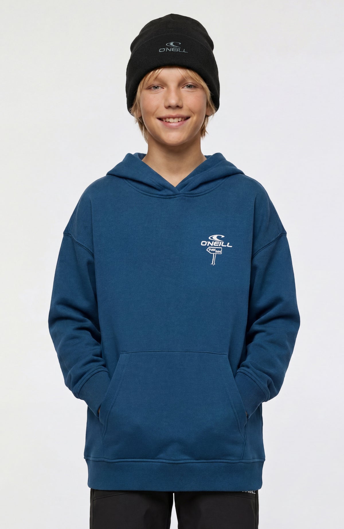 O'Neill Back Print Hoodie für Jungen, blau mit Grafik-Print in Weiß, Vorderansicht am Model mit Kängurutasche