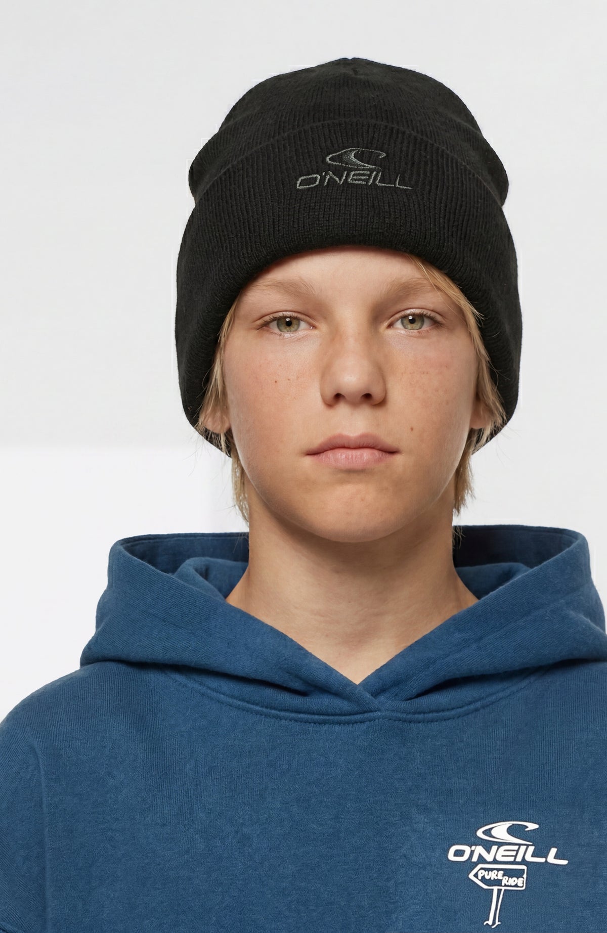 Blauer Back Print Hoodie für Jungen mit Grafik-Print in Weiß, Nahaufnahme am Model mit Fokus auf Ausschnitt und Kapuze