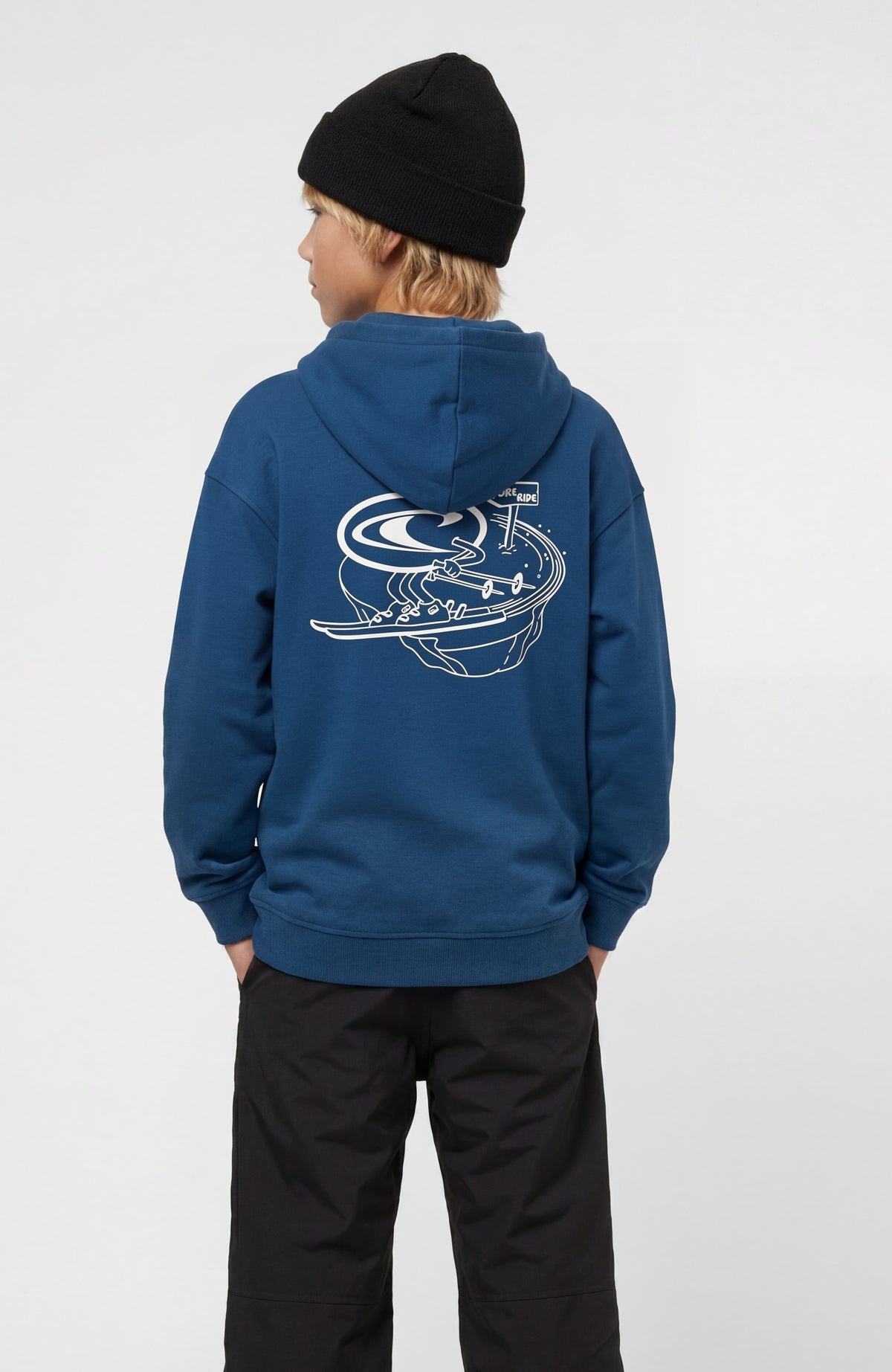 Blauer Back Print Hoodie für Jungen mit Grafik-Print in Weiß, Rückansicht am Model mit großem Rückenprint