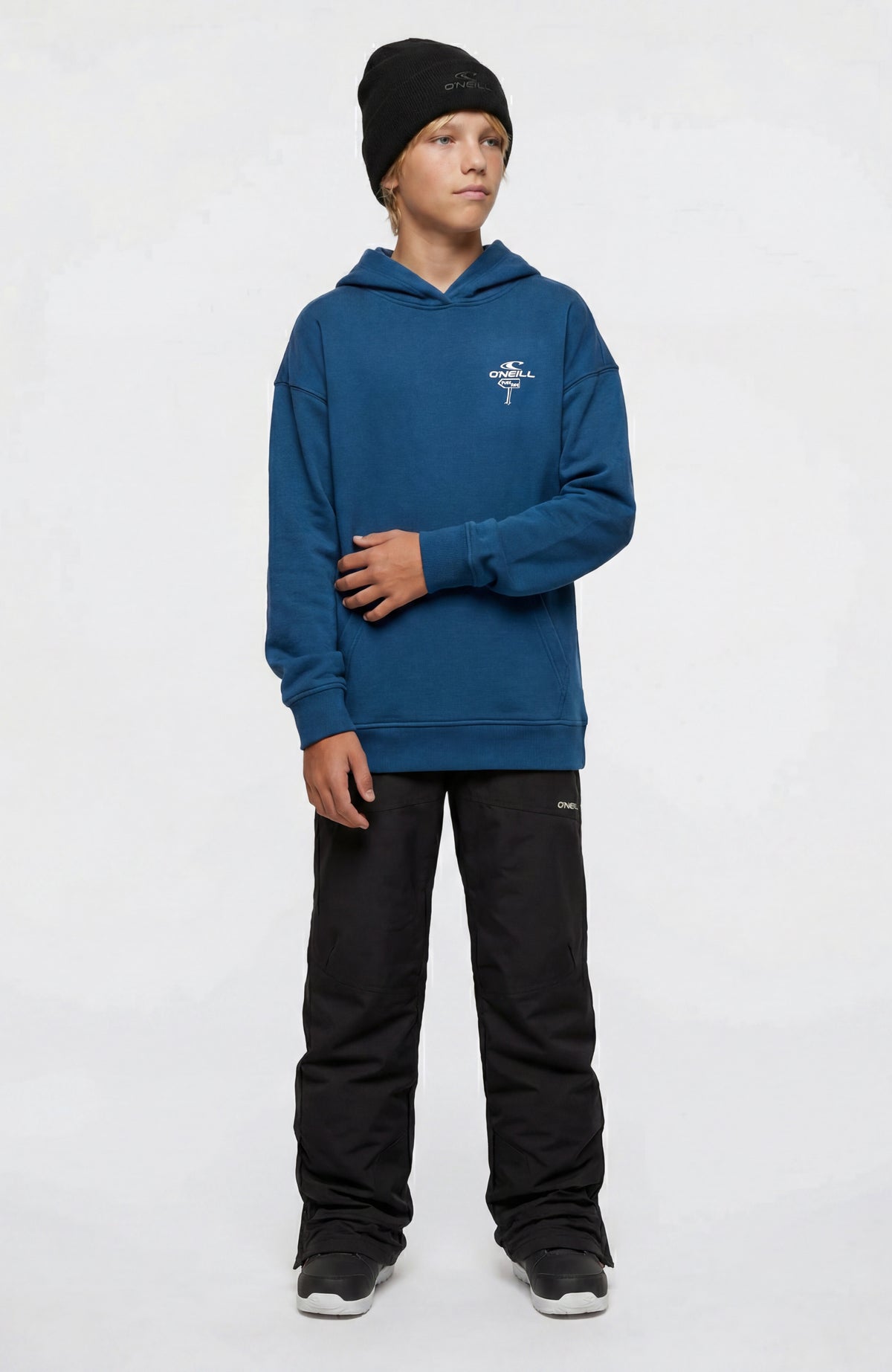 Blauer Back Print Hoodie für Jungen, getragen am Model in Ganzkörperansicht, blau mit Grafik-Print in Weiß