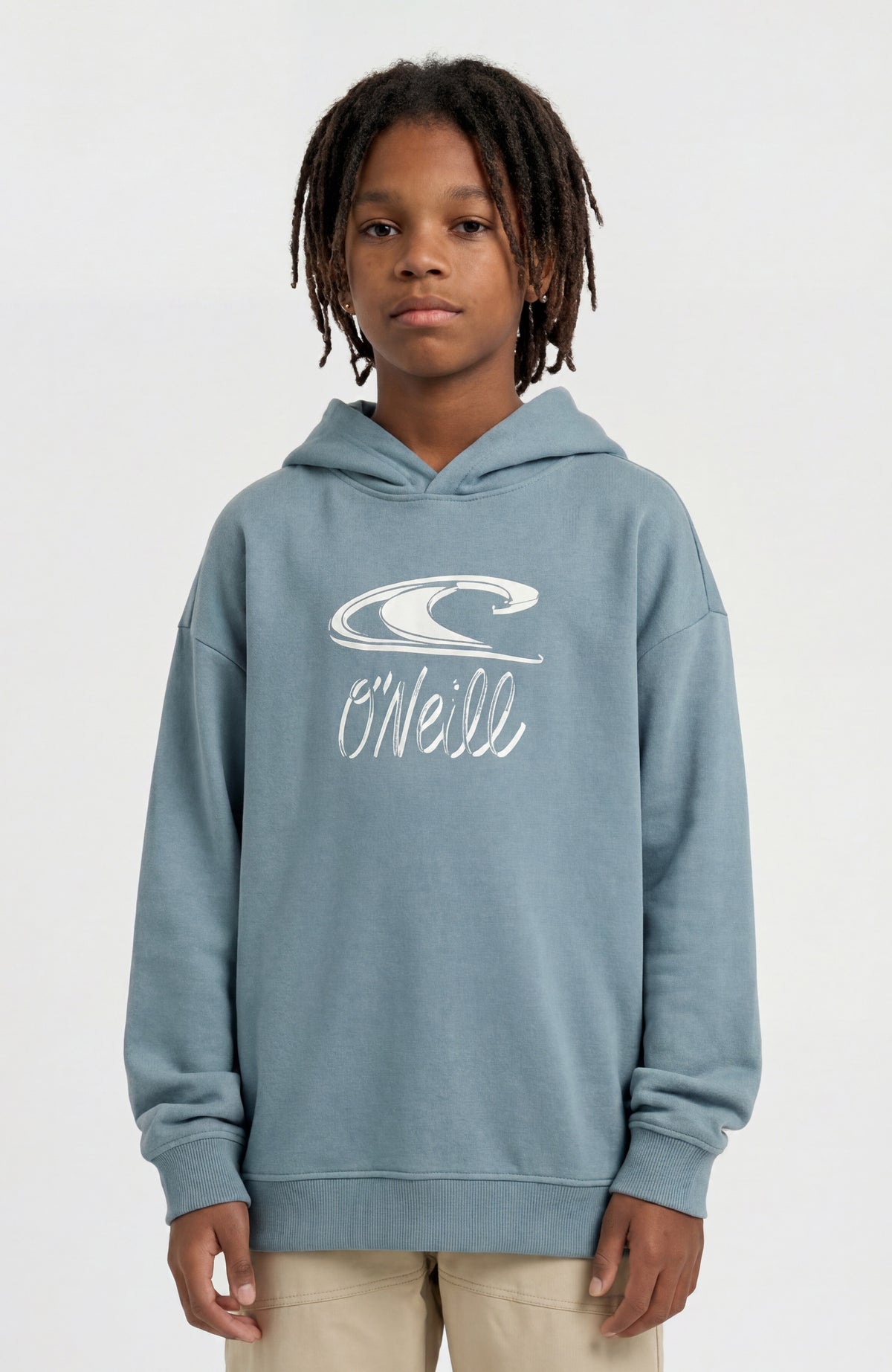 O'Neill Essentials Hoodie für Jungen, blau mit Logo-Print in Weiß, Vorderansicht am Model mit geripptem Saum