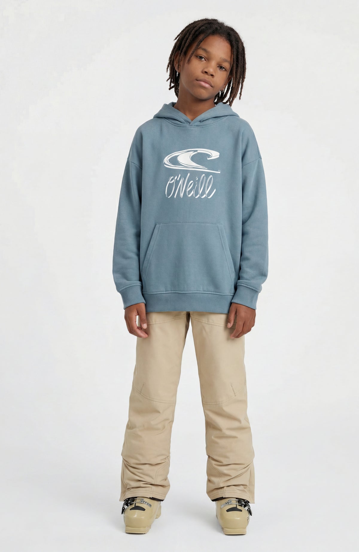 Essentials Hoodie für Jungen, blau mit Logo-Print in Weiß, Ganzkörperansicht am Model von vorne