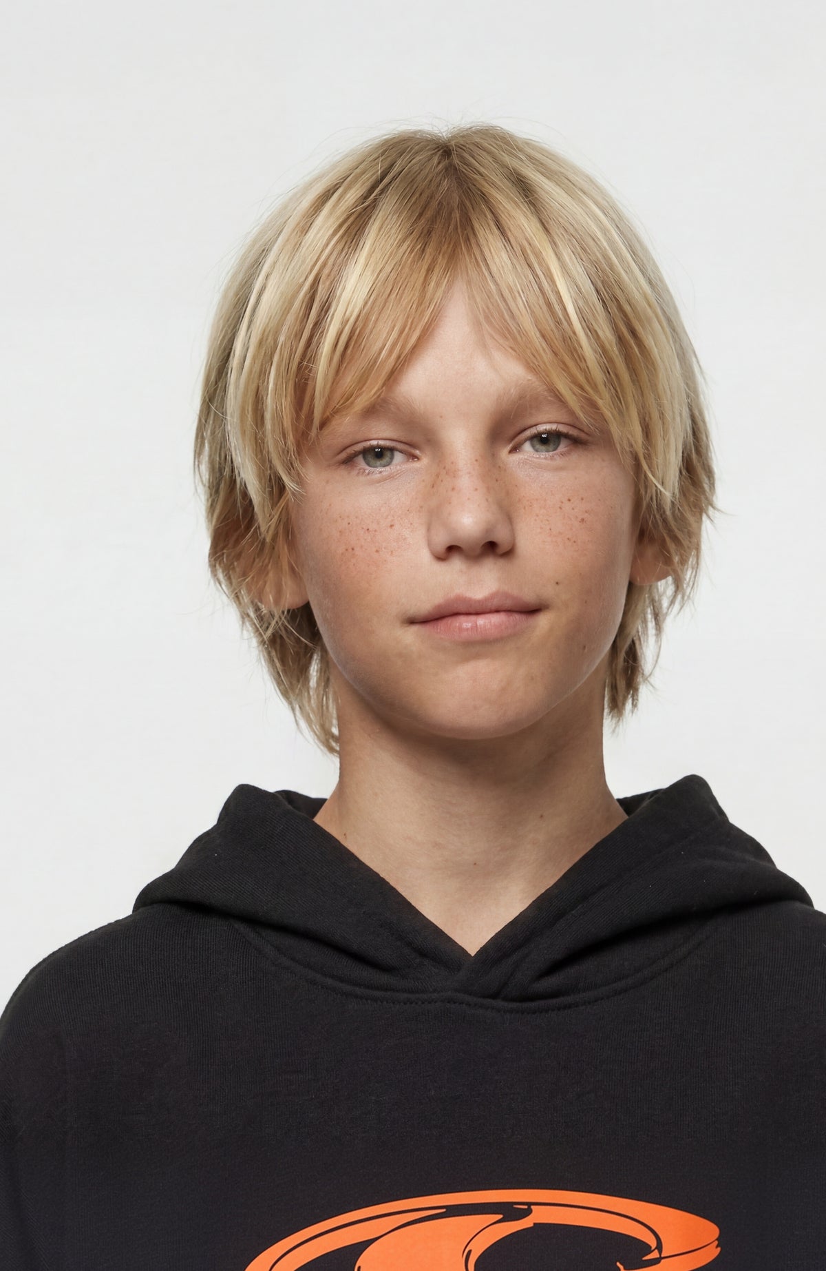 Schwarzer Essentials Hoodie für Jungen mit Logo-Print in Orange, Nahaufnahme des Kapuzenausschnitts am Model