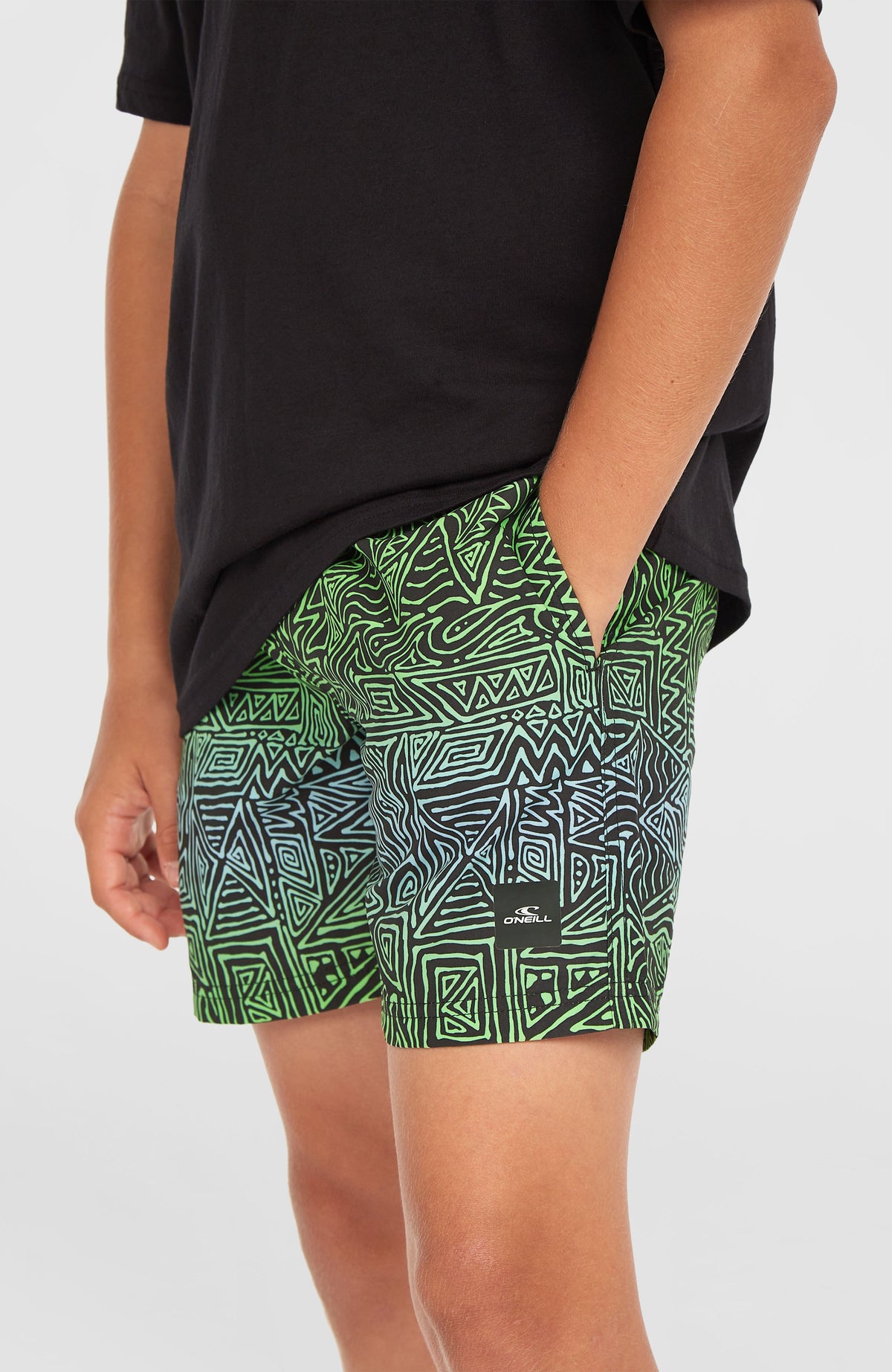 O'Neill Cali 14'' Badehose für Jungen, blau mit Grafikmuster in Grün, am Model, mit Logo-Patch am Saum