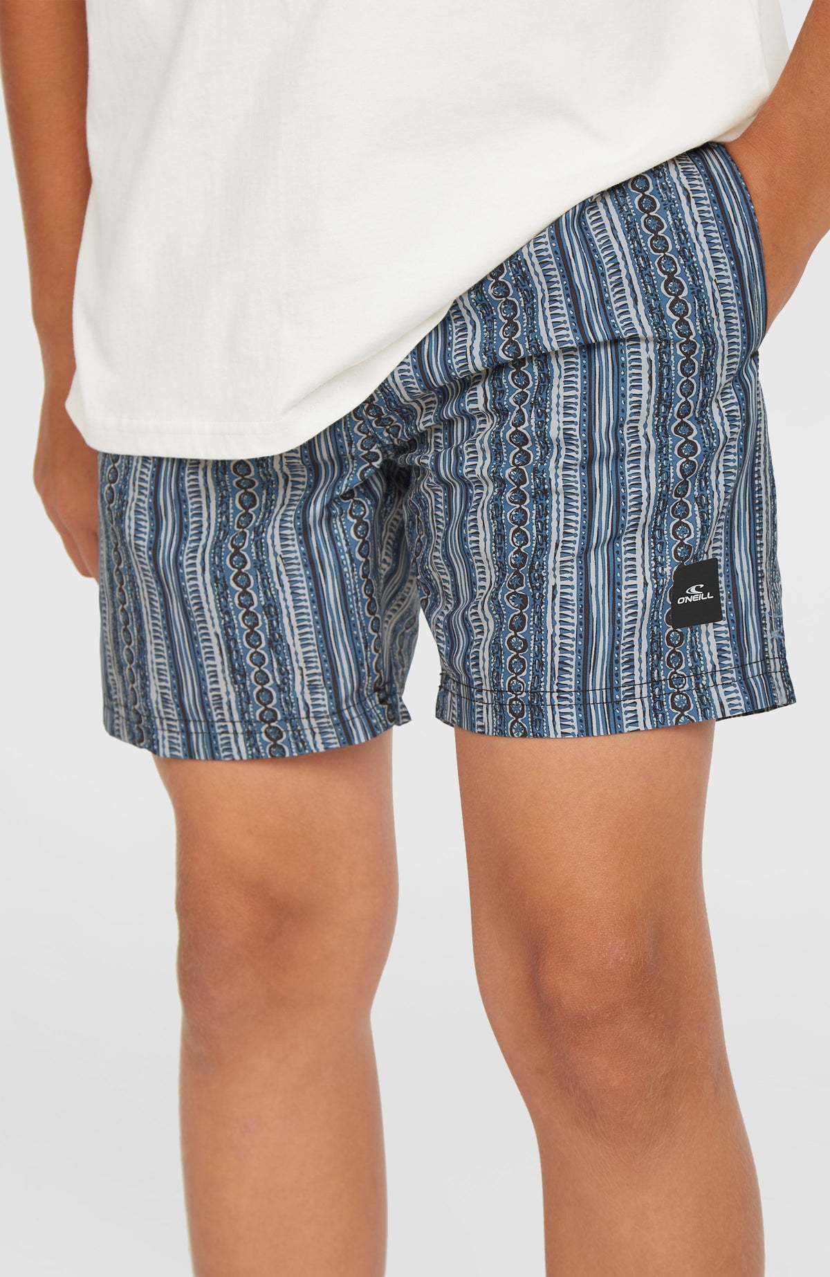 O'Neill Cali 14'' Badehose für Jungen, blau mit Streifenmuster in Weiß, Nahaufnahme am Model mit Logo-Badge