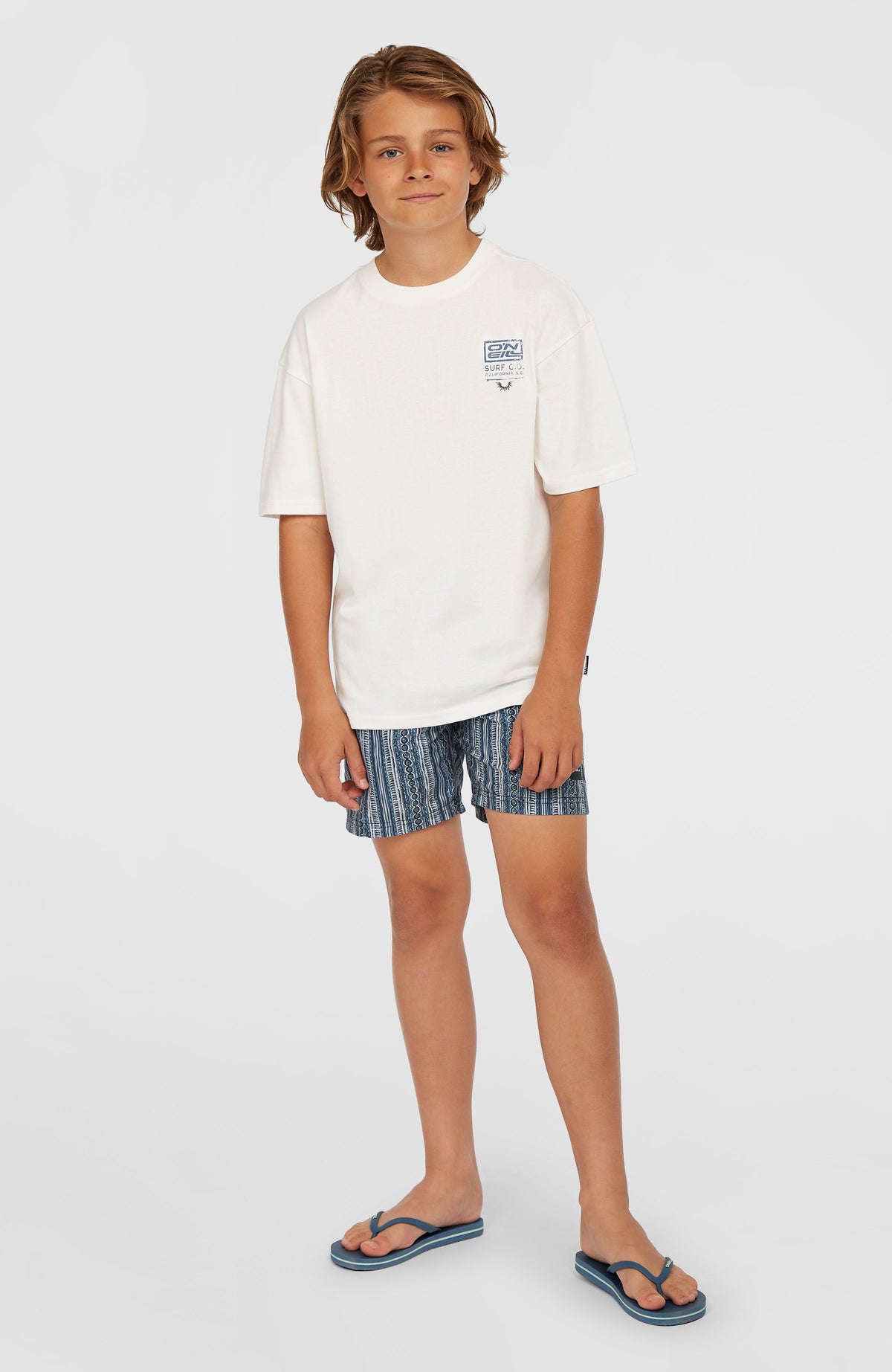 Cali 14'' Badehose für Jungen, blau mit Streifenmuster in Weiß, Ganzkörperansicht von vorne am Model