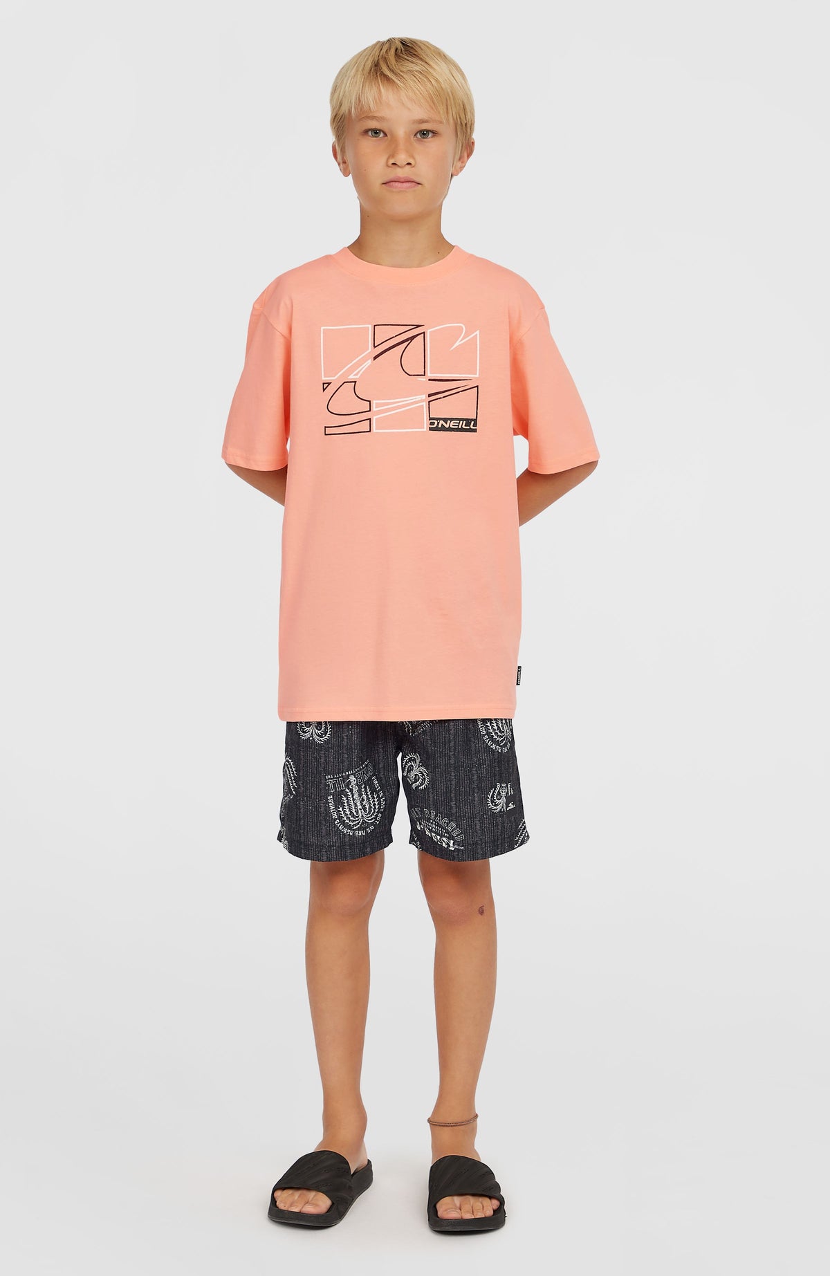 Cali 14'' Badehose für Jungen, schwarz mit Grafik-Print in Weiß, Ganzkörperansicht am Model