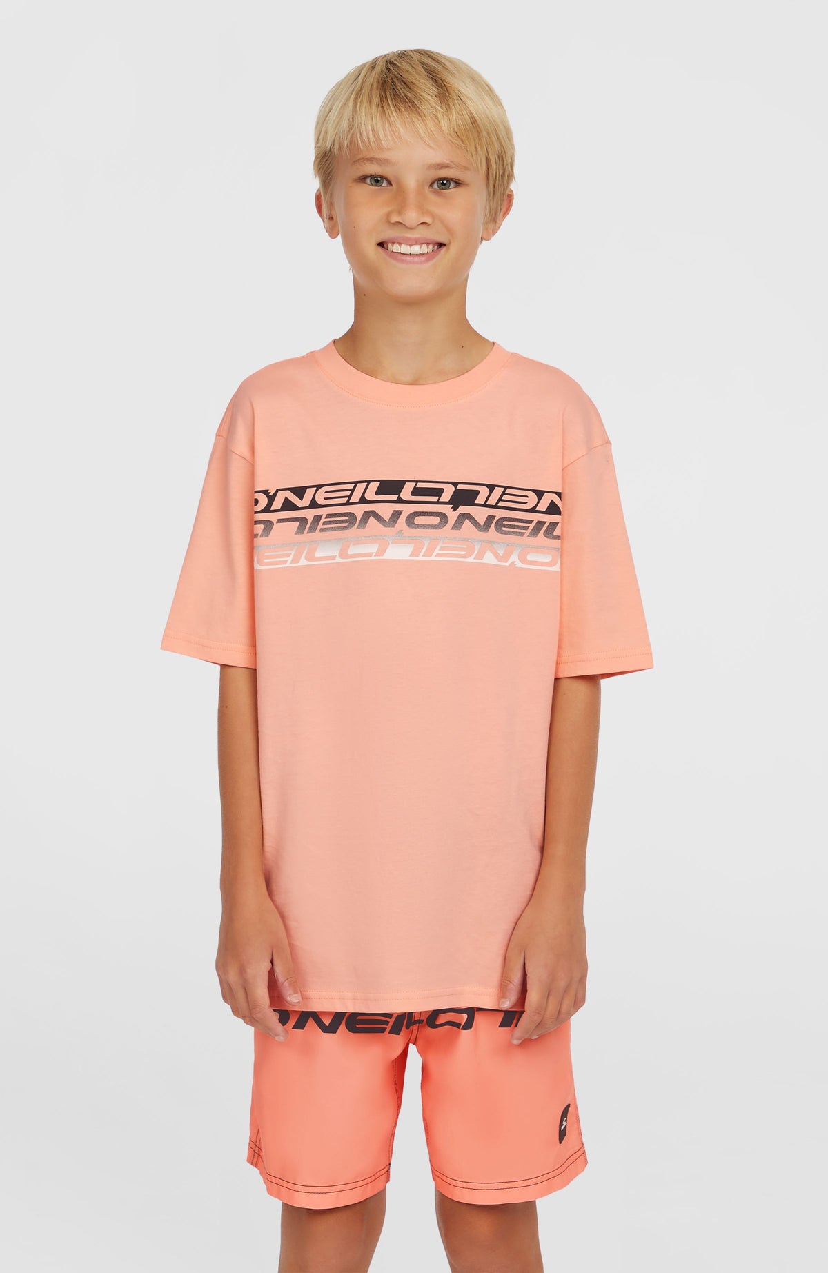 Cali Stripe 14'' Badehose für Jungen, pink mit Logo-Print in Schwarz, Halbkörperansicht von vorne am Model