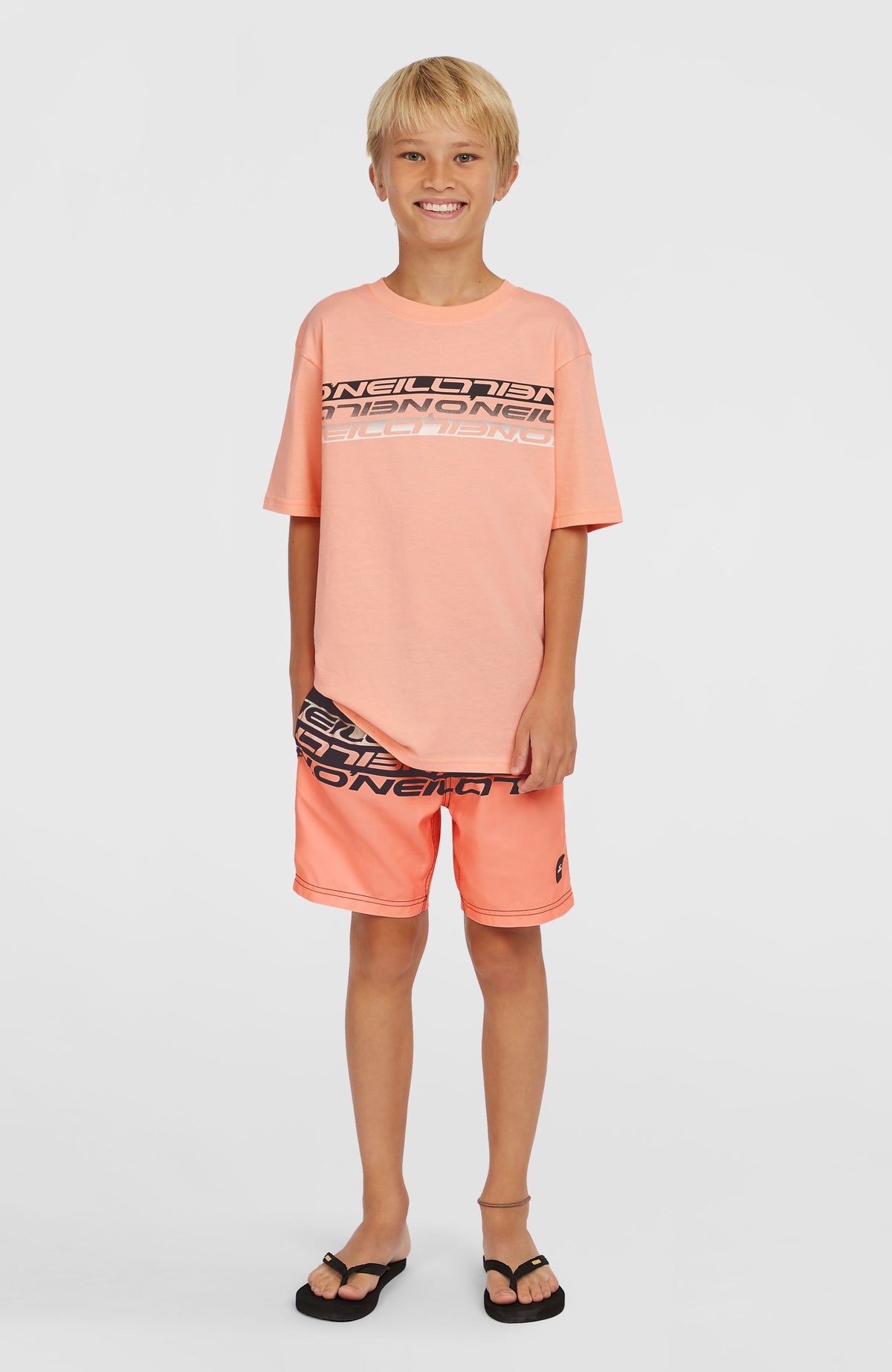 Cali Stripe 14'' Badehose für Jungen, pink mit Logo-Print in Schwarz, Ganzkörperansicht von vorne am Model
