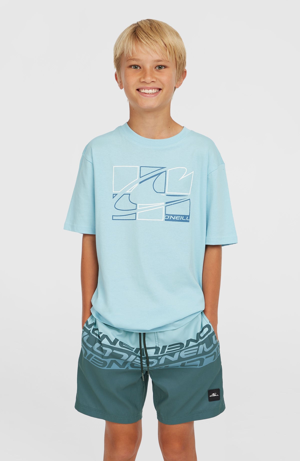 Cali Stripe 14'' Badehose für Jungen, blau mit Logo-Print in Dunkelblau, Vorderansicht am Model